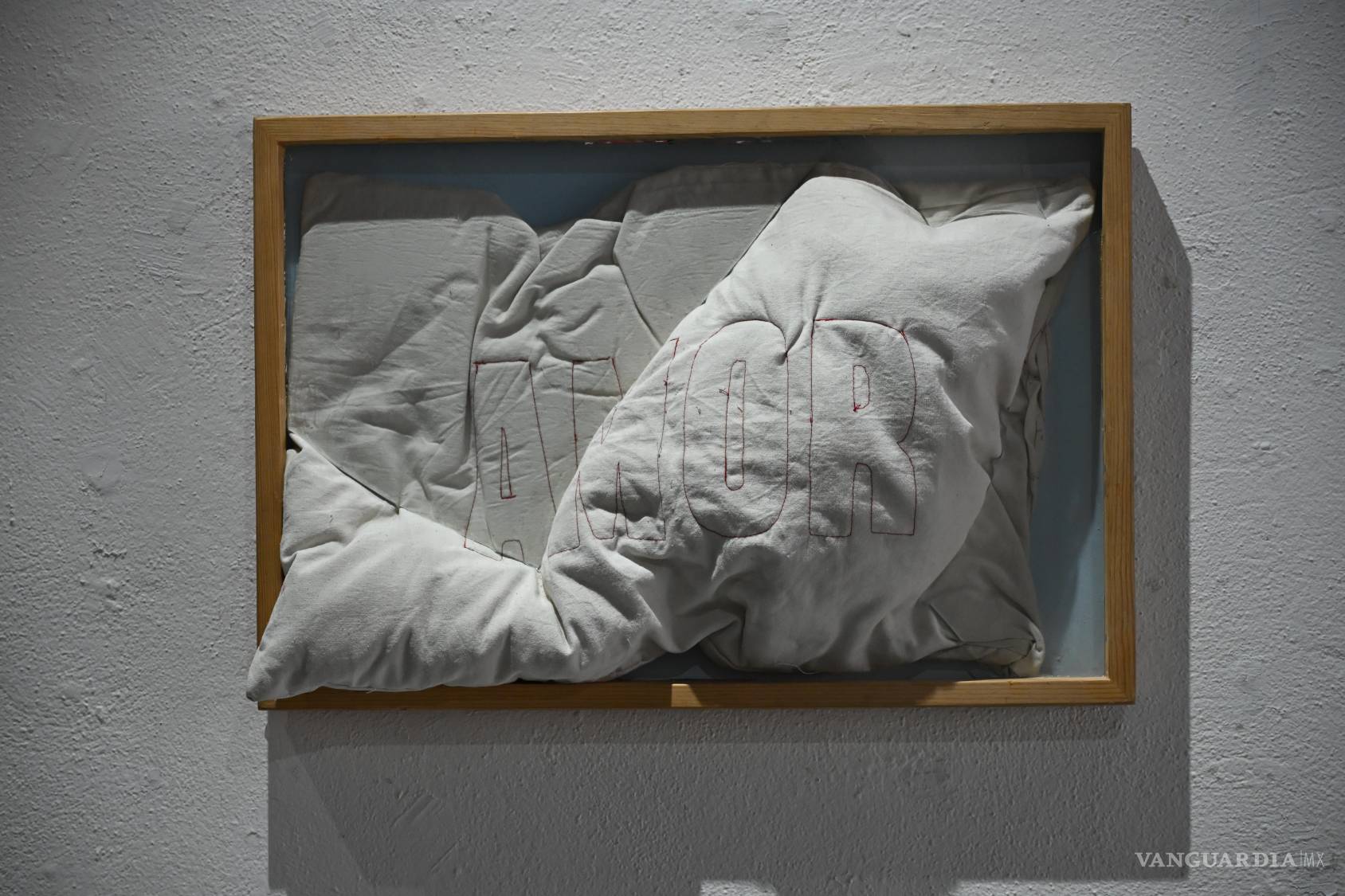$!María Ortiz convierte lo suave en incomodidad en la expo ‘Mover la cama con los dientes’ en Saltillo
