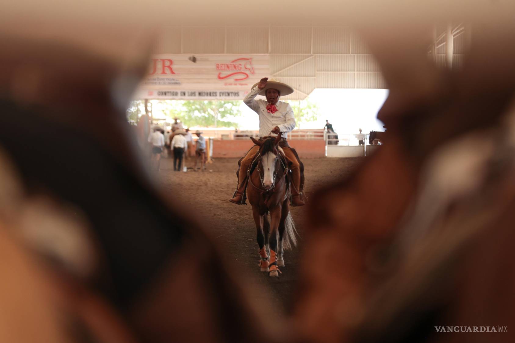 $!Charro saluda al finalizar su participación en el Quinto Campeonato Charro Internacional San Isidro Labrador.