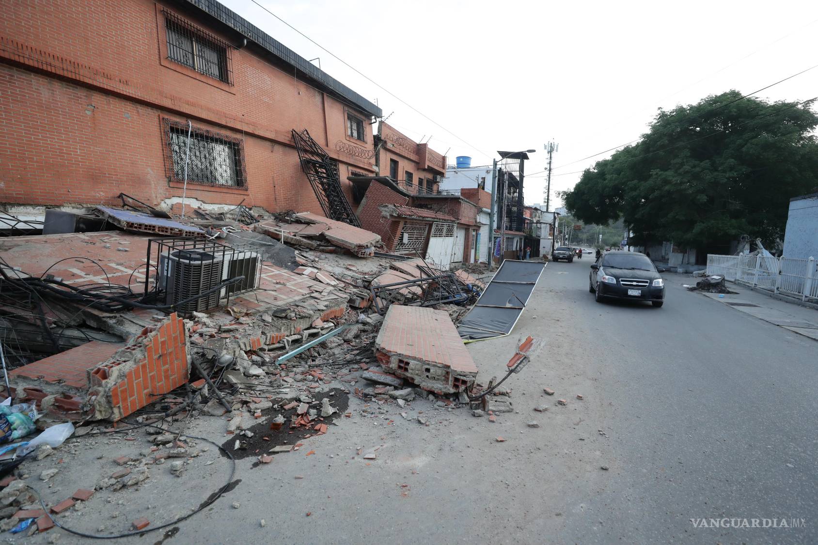 $!Escombros de un edificio de apartamentos en Caracas tras el sismo de 7.5 grados. Las autoridades reportaron al menos 250 estructuras colapsadas.
