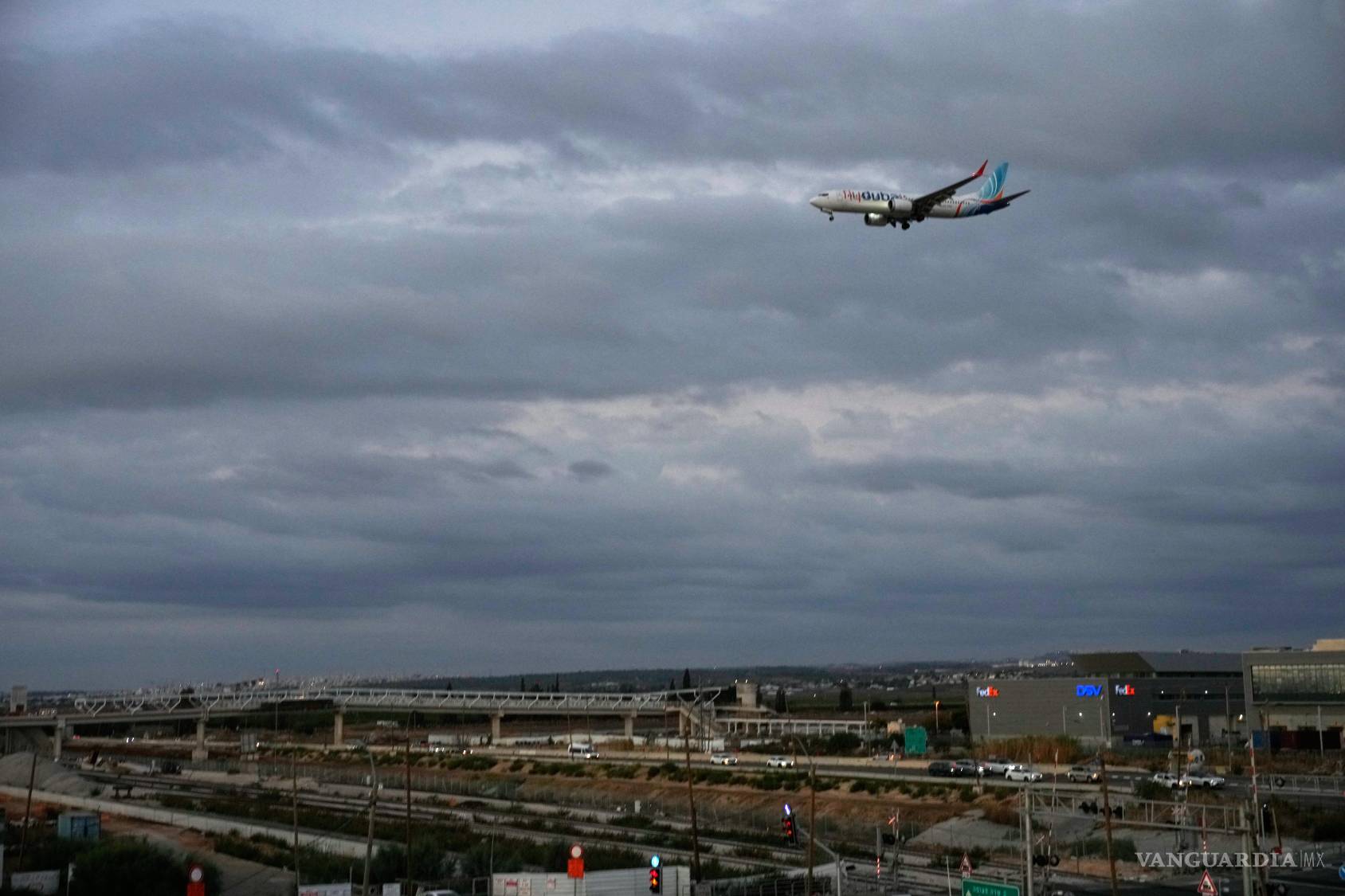 $!Un avión de FlyDubai que transporta a pasajeros israelíes, quienes previamente habían viajado en otra aeronave de la misma aerolínea que realizó un aterrizaje de emergencia en Arabia Saudita.