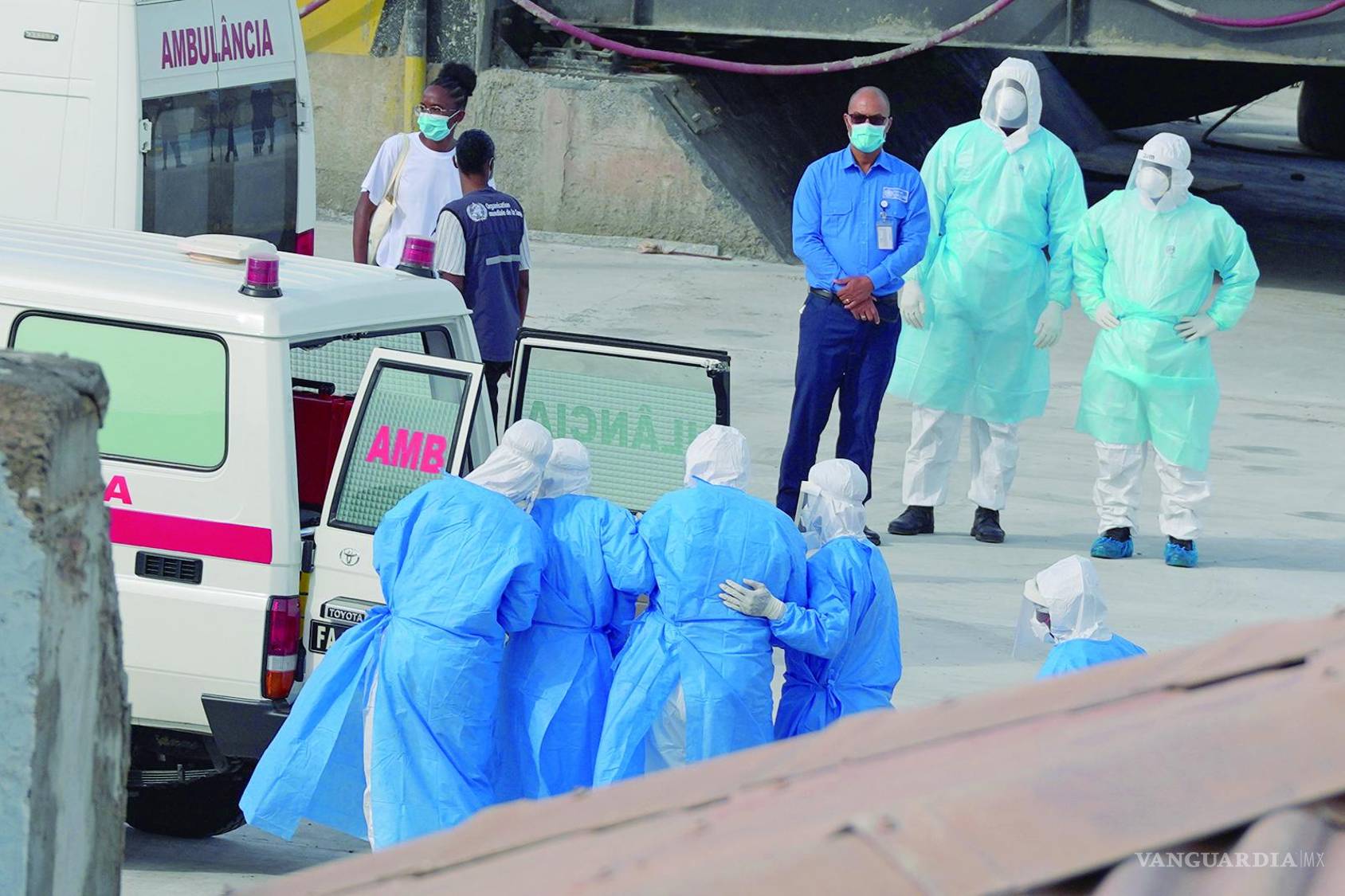 $!Trabajadores sanitarios con equipo de protección evacuan a los pacientes del crucero MV Hondius hacia una ambulancia.