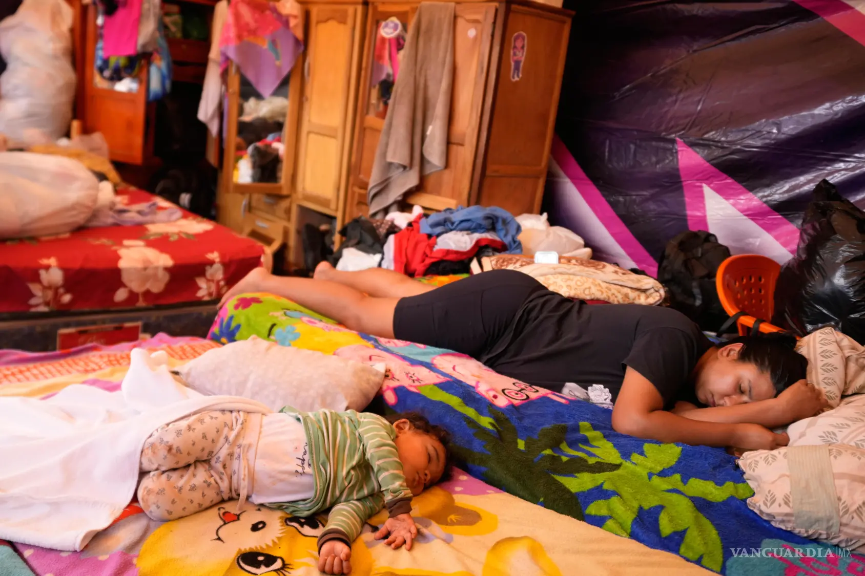 $!Un bebé y una mujer duermen en un refugio después de que las fuertes lluvias provocaran el desbordamiento del río Paraná, por las inundaciones en Ciudad del Este, Paraguay.