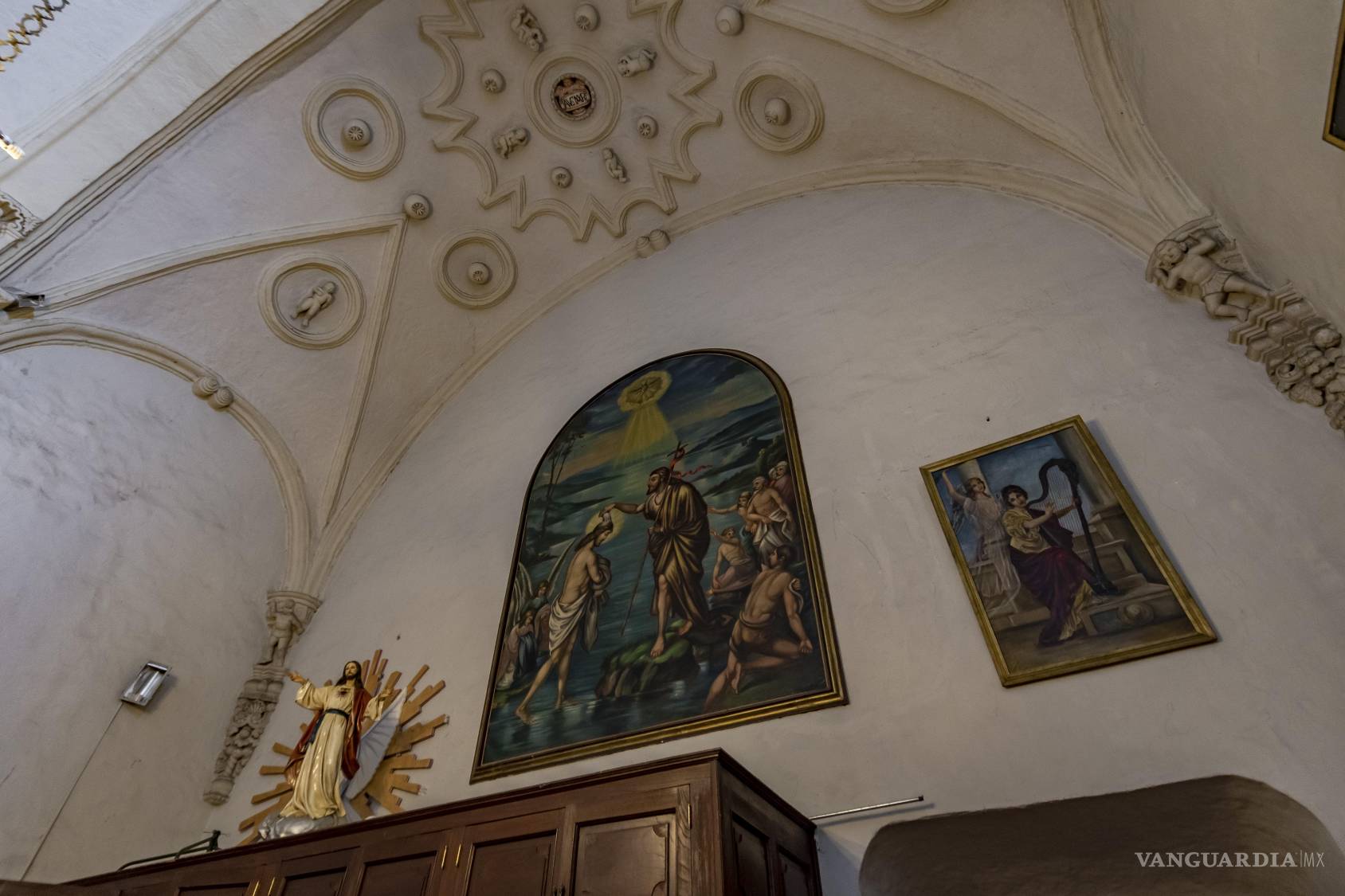 $!En los muros de la Catedral, la memoria religiosa no se conserva únicamente como fecha o documento. También permanece en pinturas que vuelven visibles relatos transmitidos durante generaciones.