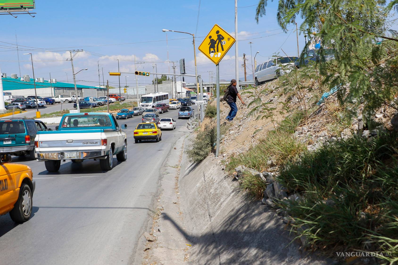 $!Ser peatón en Saltillo; la Odisea en concreto: evadir vehículos y algún insulto