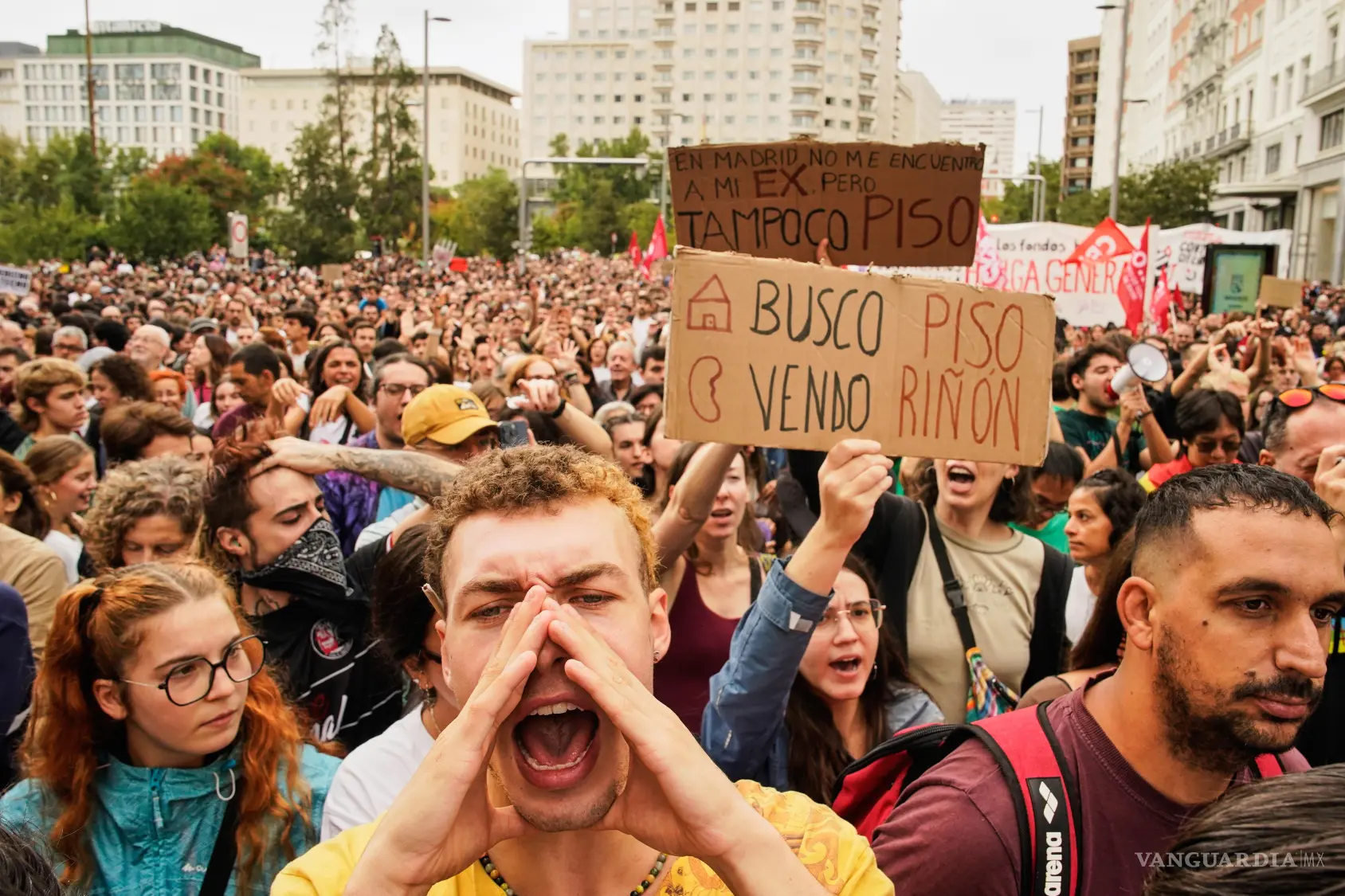$!Un grupo de personas se manifiestan para exigir leyes más estrictas para proteger a inquilinos en Madrid, España, el sábado 3 de octubre de 2026.