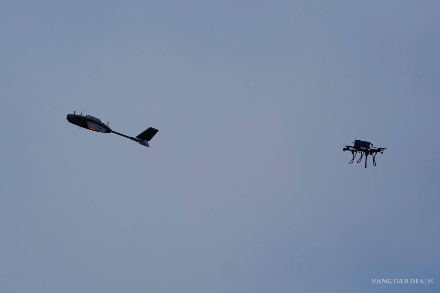 $!El interceptor asistido por inteligencia artificial de SkyFall (izquierda) se aproxima en el aire a una réplica ligera utilizada como señuelo de un dron Shahed de fabricación rusa durante las pruebas de puntería automática.