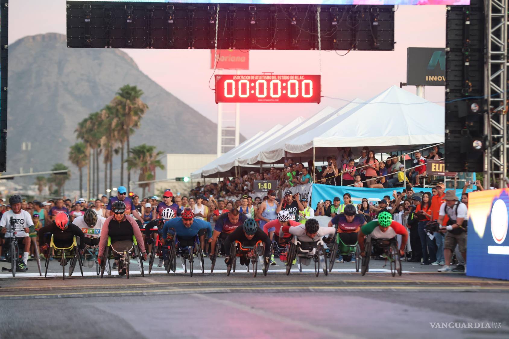 $!Participantes de la categoría en silla de ruedas comenzaron su recorrido a las 5:45 a.m.