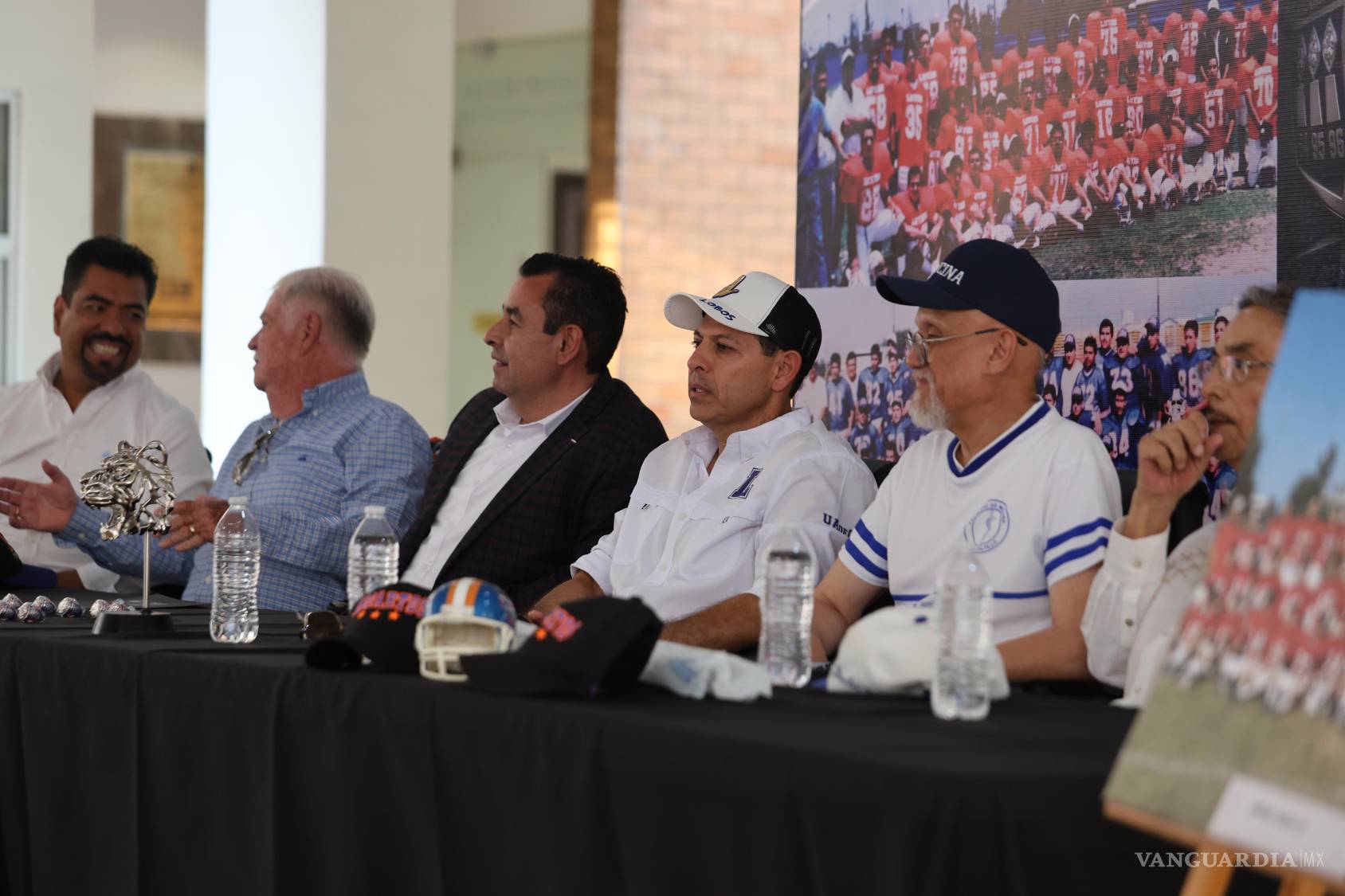 $!El rector Octavio Pimentel y autoridades universitarias participaron en el homenaje a una de las generaciones más exitosas del futbol americano universitario.