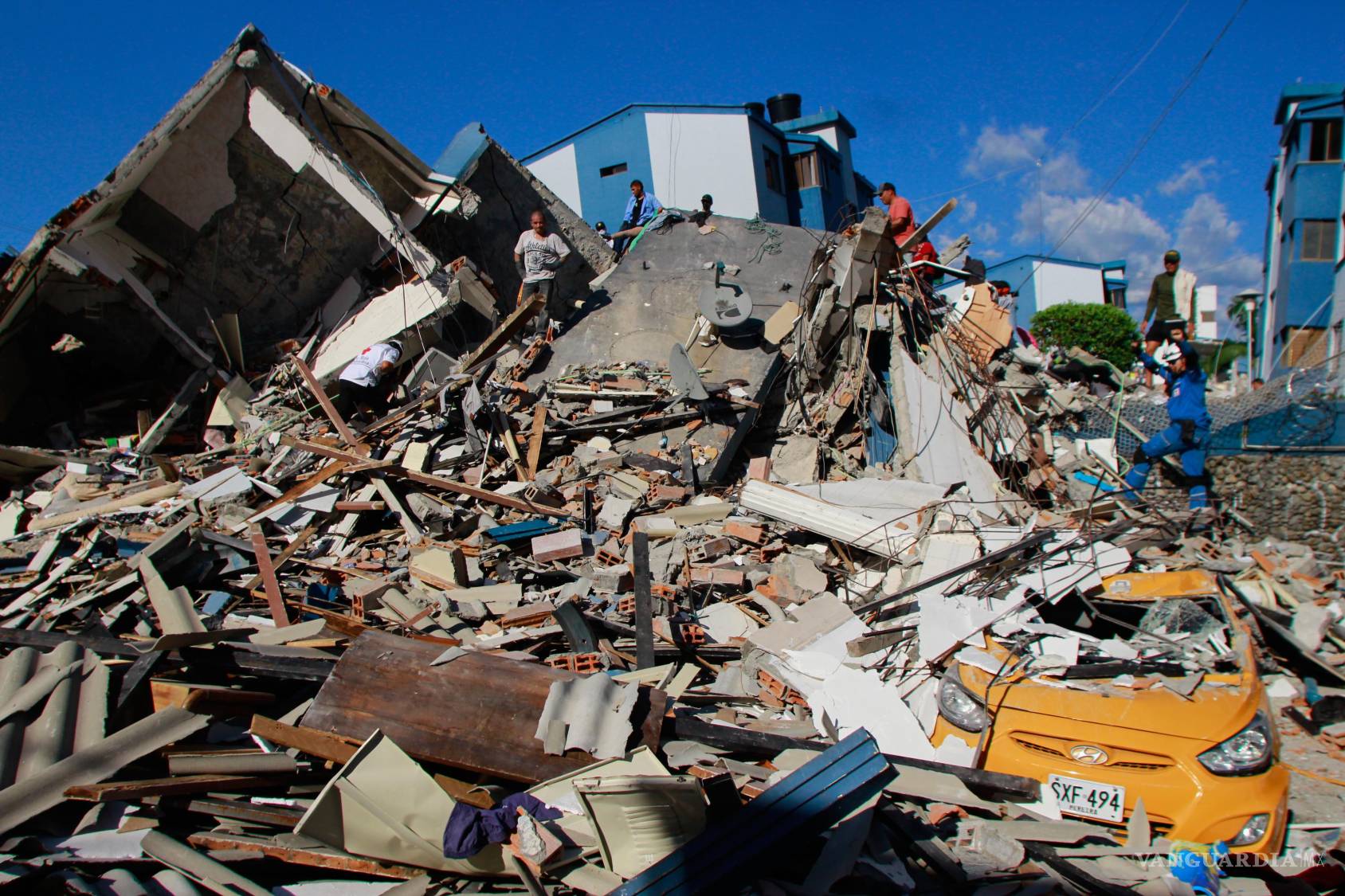 $!Escombros de inmuebles destruidos paralizan el tránsito y las labores de rescate urbanas.