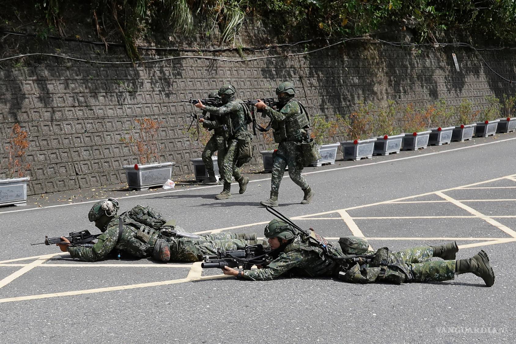 $!Soldados participan en maniobras militares en Yilan, en el noreste de Taiwán, el 10 de agosto del 2026.