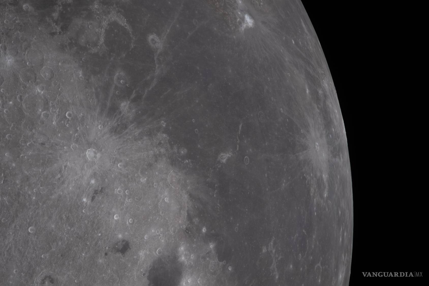 $!En esta vista se aprecian diversos rasgos lunares, incluido el cráter Aristarco, de colores brillantes y cuya alta reflectividad resalta sobre el terreno circundante.