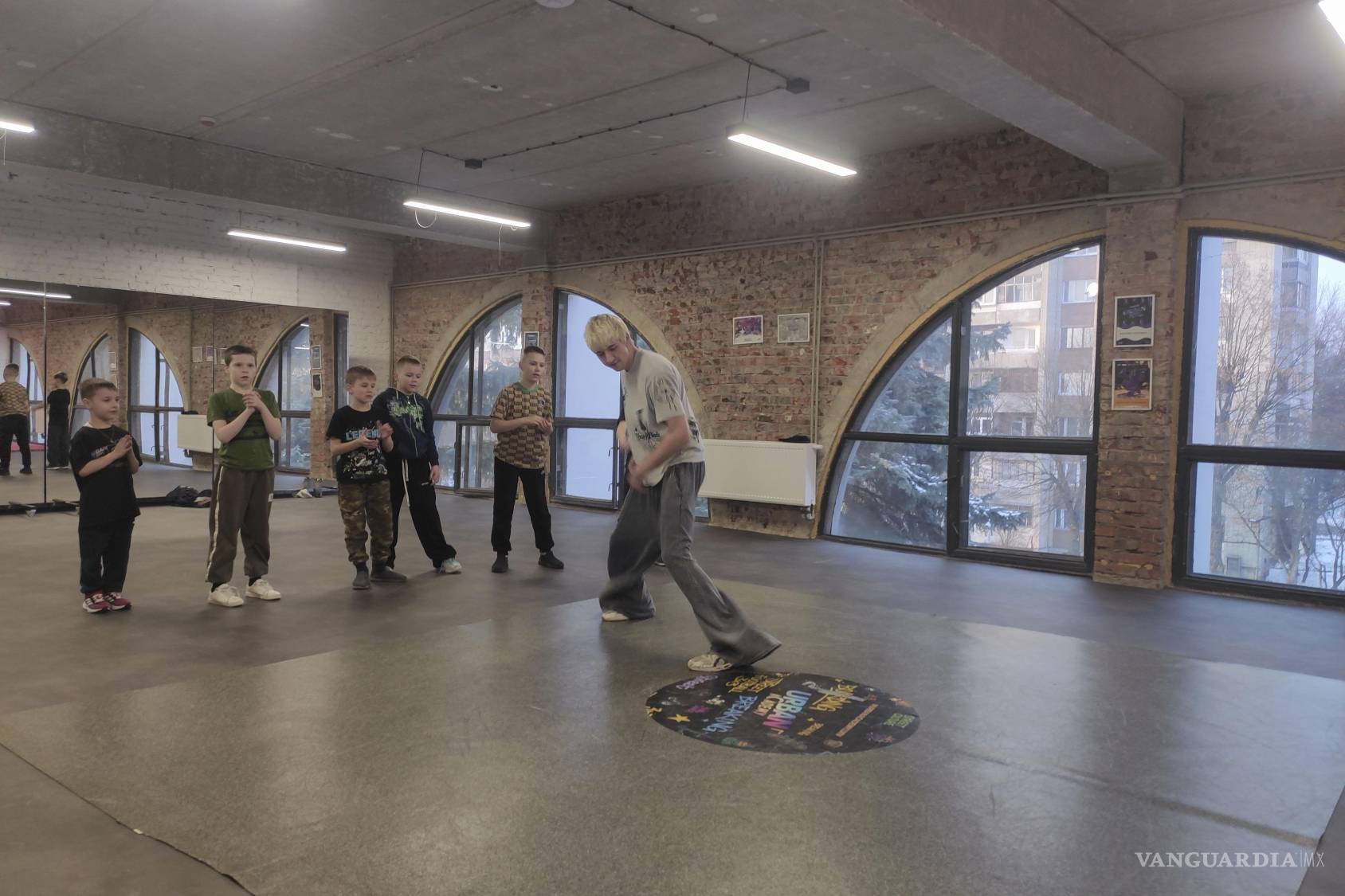 $!Danylo Yeromenko, de 18 años, desplazado de Járkov, ha desarrollado un gran interés por el breakdance y ahora enseña a niños locales.