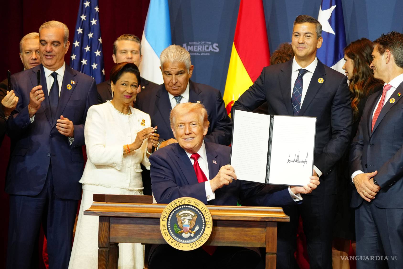 $!El presidente Donald Trump se une a una ceremonia de firma junto a funcionarios de la administración y algunos de los líderes latinoamericanos que participaron en la Cumbre del Escudo de las Américas.