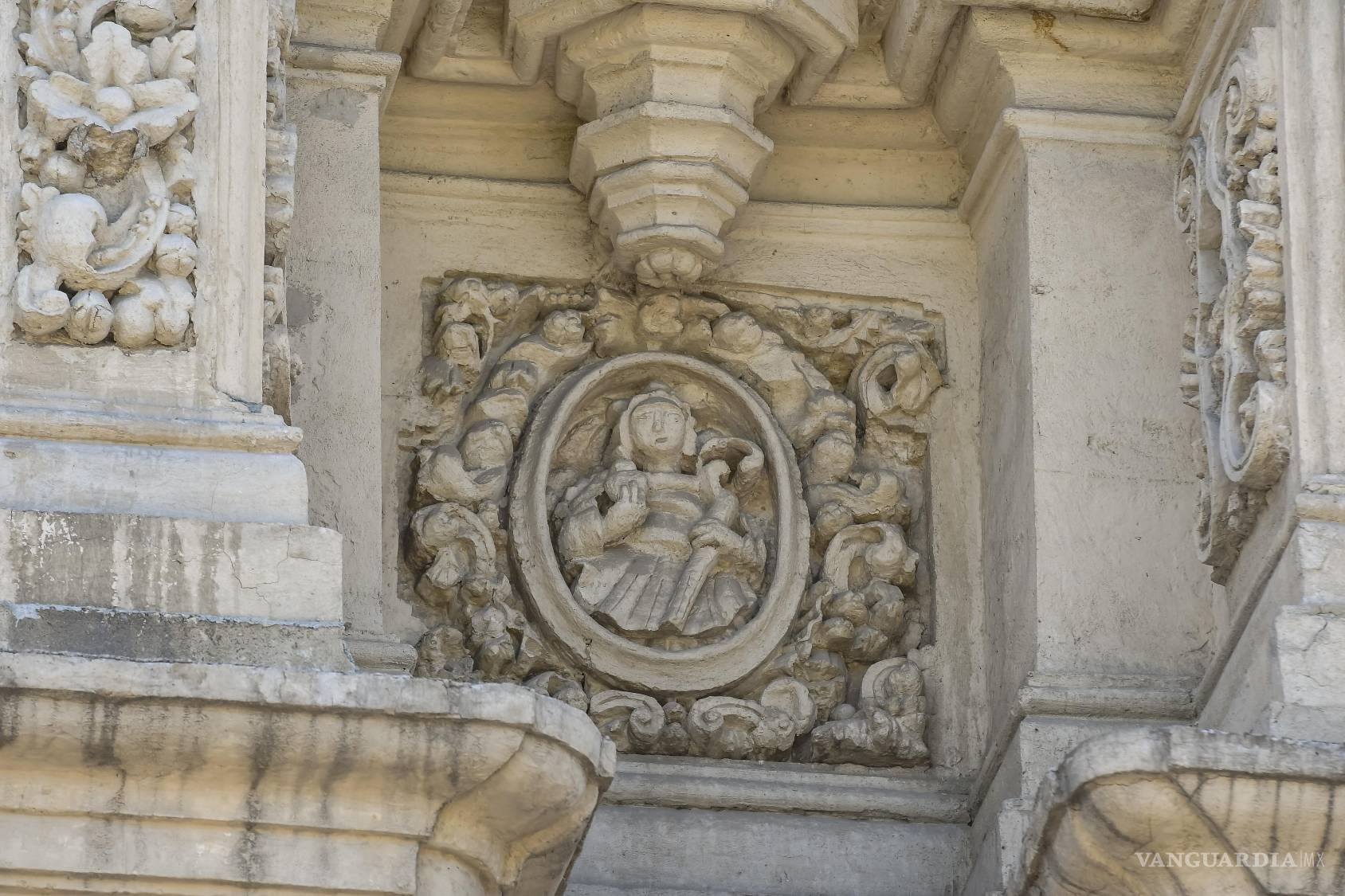 $!En los relieves de la Catedral, Saltillo conserva una historia que suele escapar a quienes atraviesan el Centro con la mirada puesta en el suelo. Mirar hacia arriba también es aprender a leer la piedra. El que aparece ahí se asemeja al patrono de la ciudad, Santiago el Mayor.