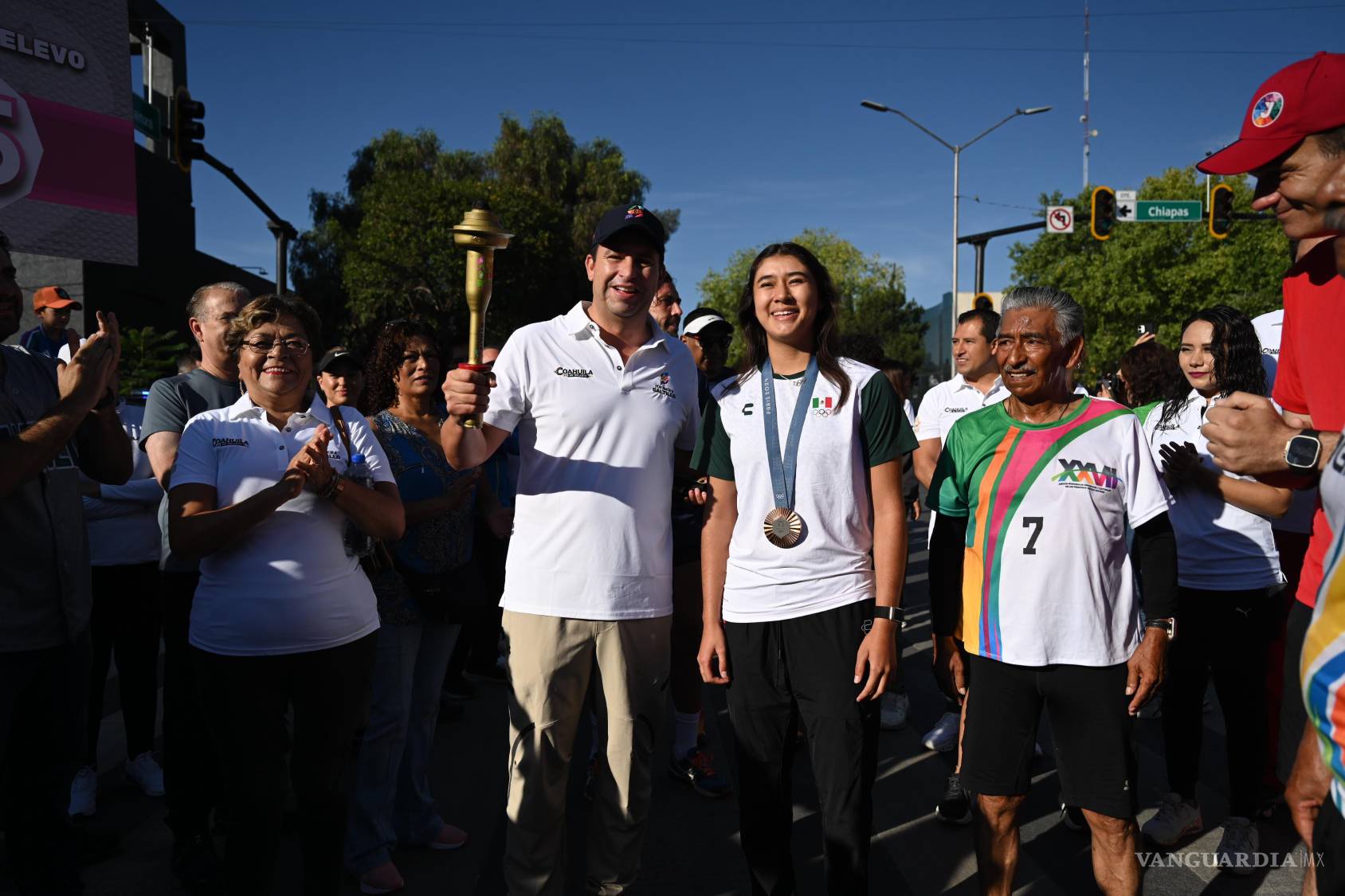 $!La medallista Ángela Ruiz Rosales y atletas locales acompañaron el recorrido con la antorcha del 15 aniversario.