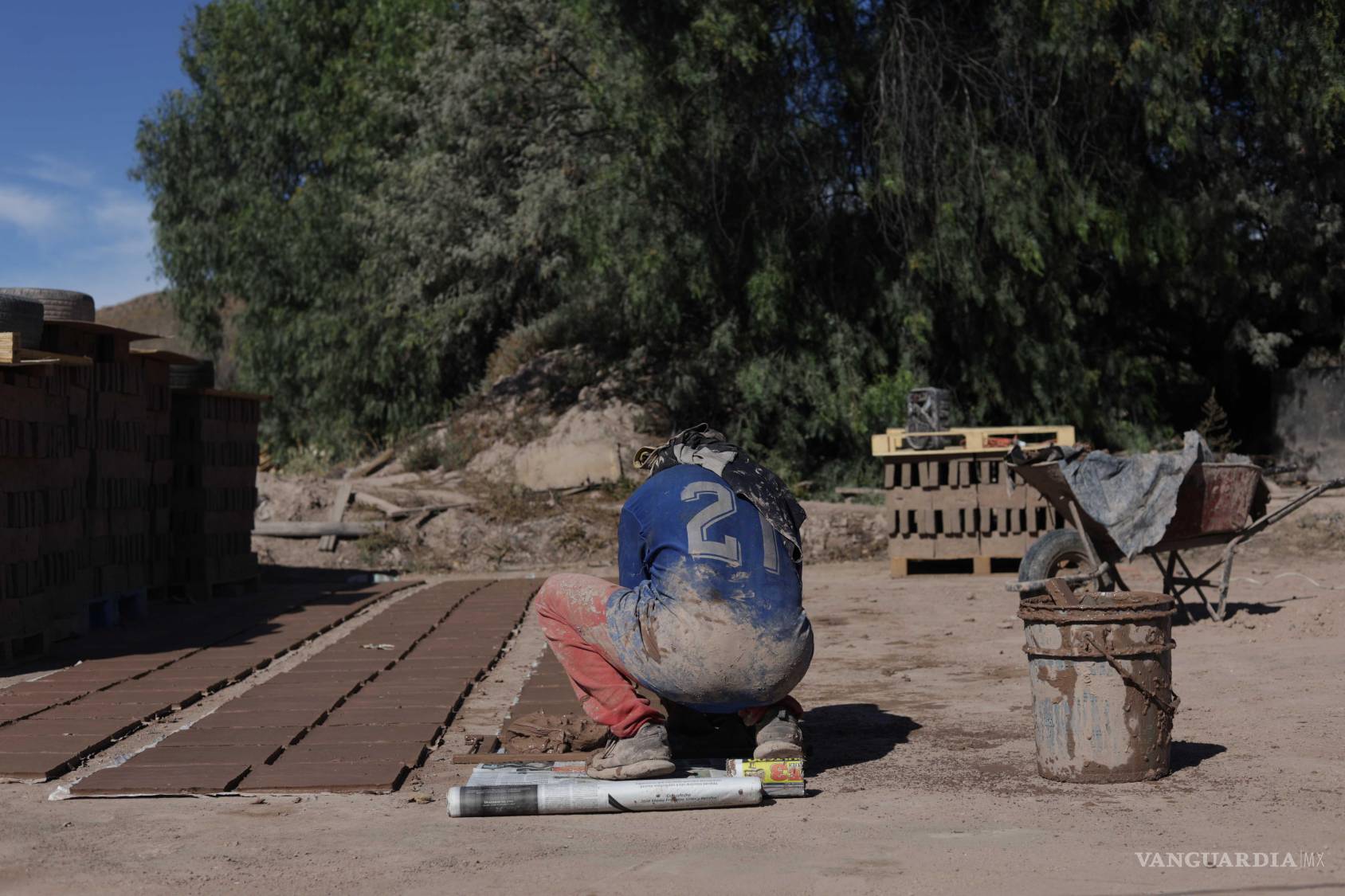 $!‘Batallamos para subsistir’: ladrilleros de Saltillo, entre la carencia y la contaminación del aire