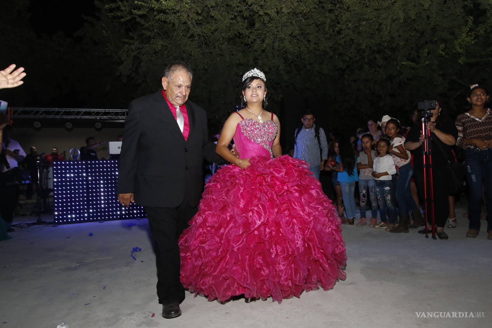 $!Sabinenses hacen realidad el sueño de la quinceañera Perla Yadira