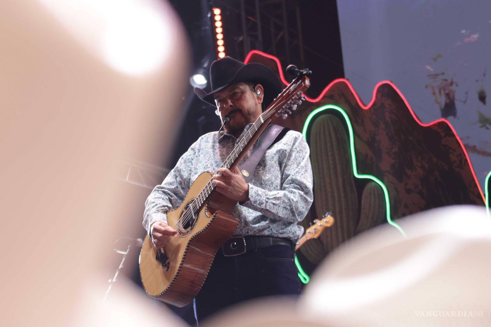 $!Acción. Beto Zapata y Grupo Pesado hicieron cantar al público saltillense durante su presentación en el Rodeo Saltillo.