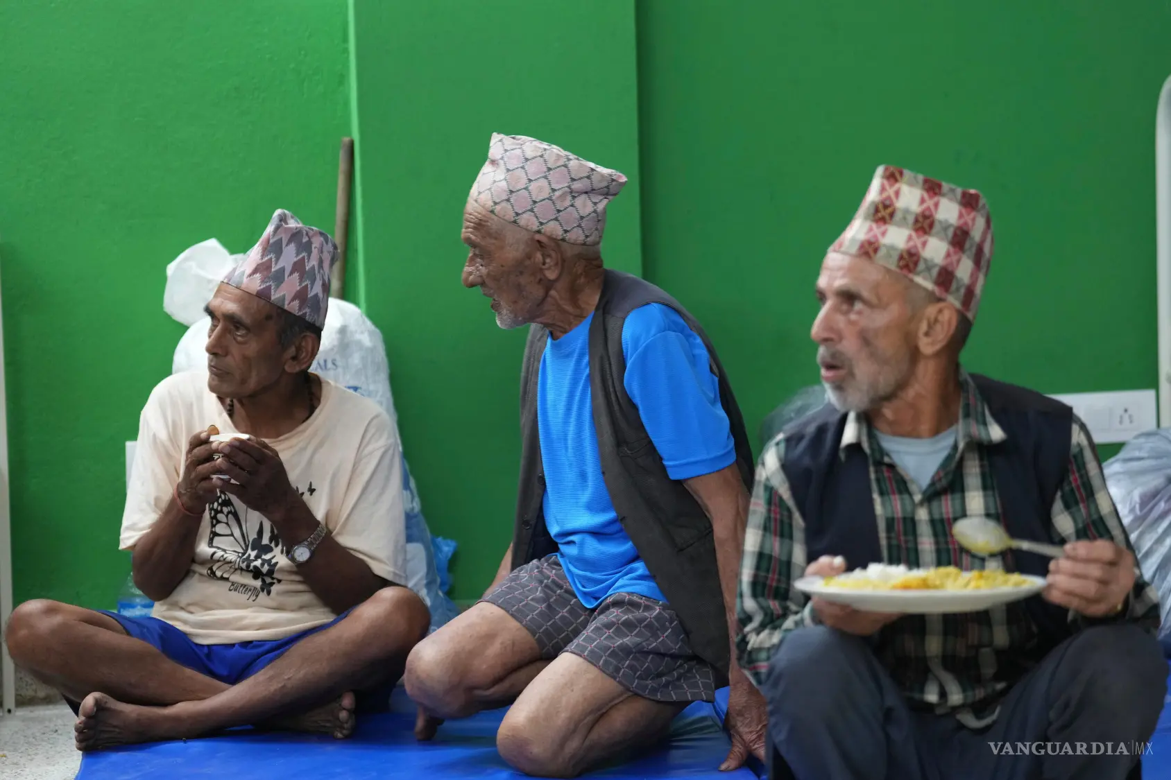 $!Unos hombres nepalíes pasan el tiempo en el interior de un hospital donde se han refugiado junto a otras personas tras unas inundaciones repentinas en la zona de Devighat, en el distrito de Nuwakot (Nepal), el lunes 31 de agosto de 2026.