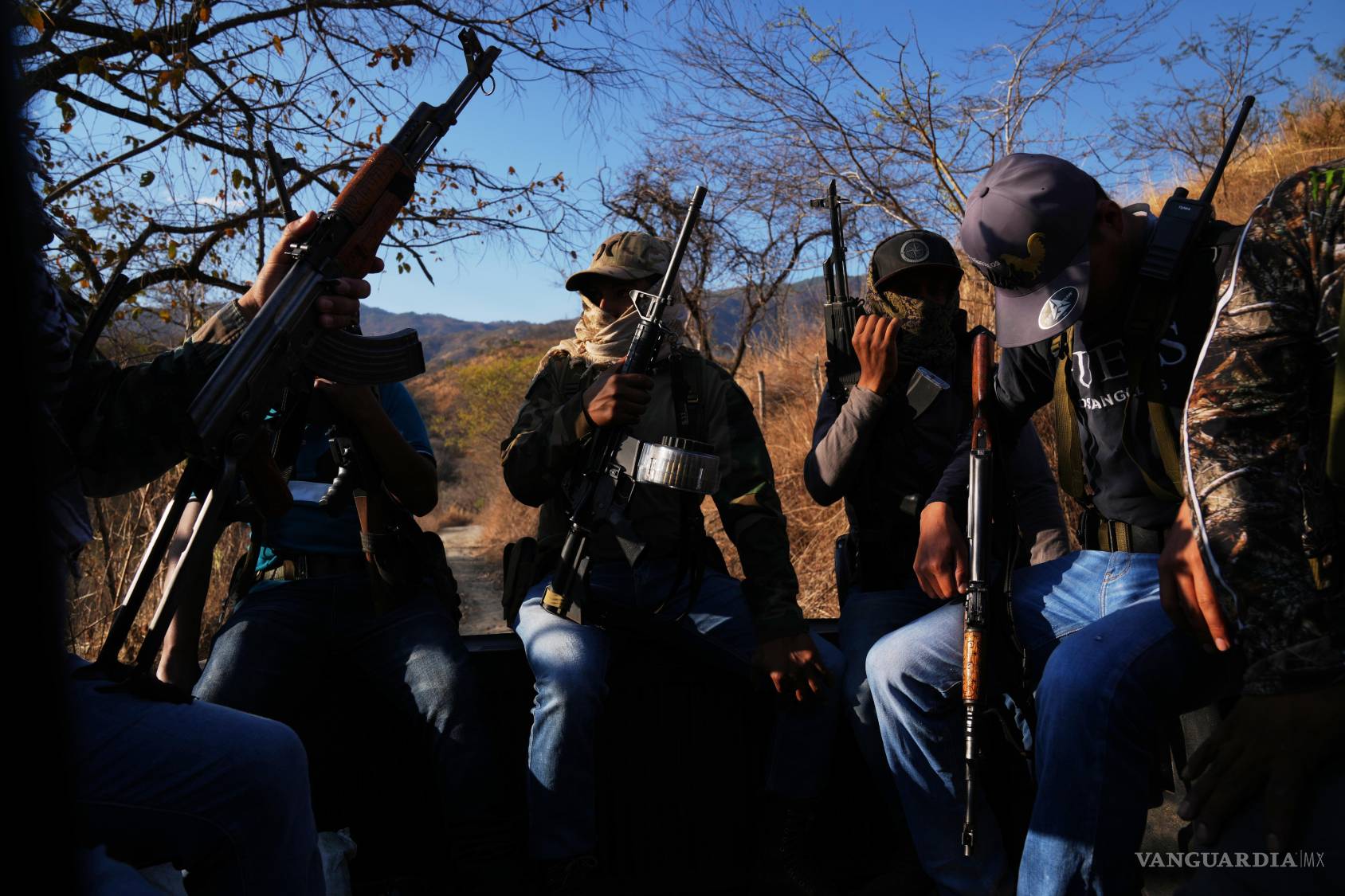 $!Miembros de un grupo local de autodefensa formado por residentes en respuesta a la violencia de los cárteles patrullan en Guajes de Ayala, Guerrero.