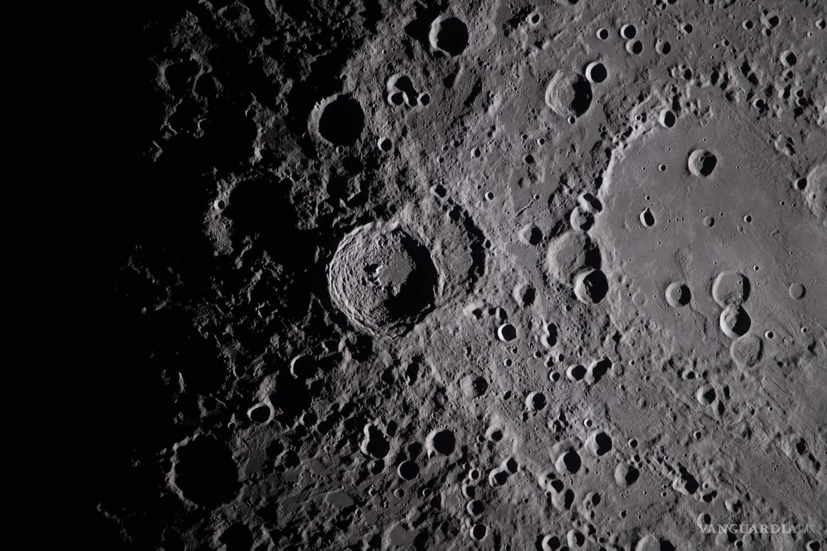 $!En la imagen, proporcionada por la NASA, la tripulación de Artemis II captó esta vista del cráter Vavilov de la Luna durante un sobrevuelo lunar, el lunes 6 de abril de 2026.
