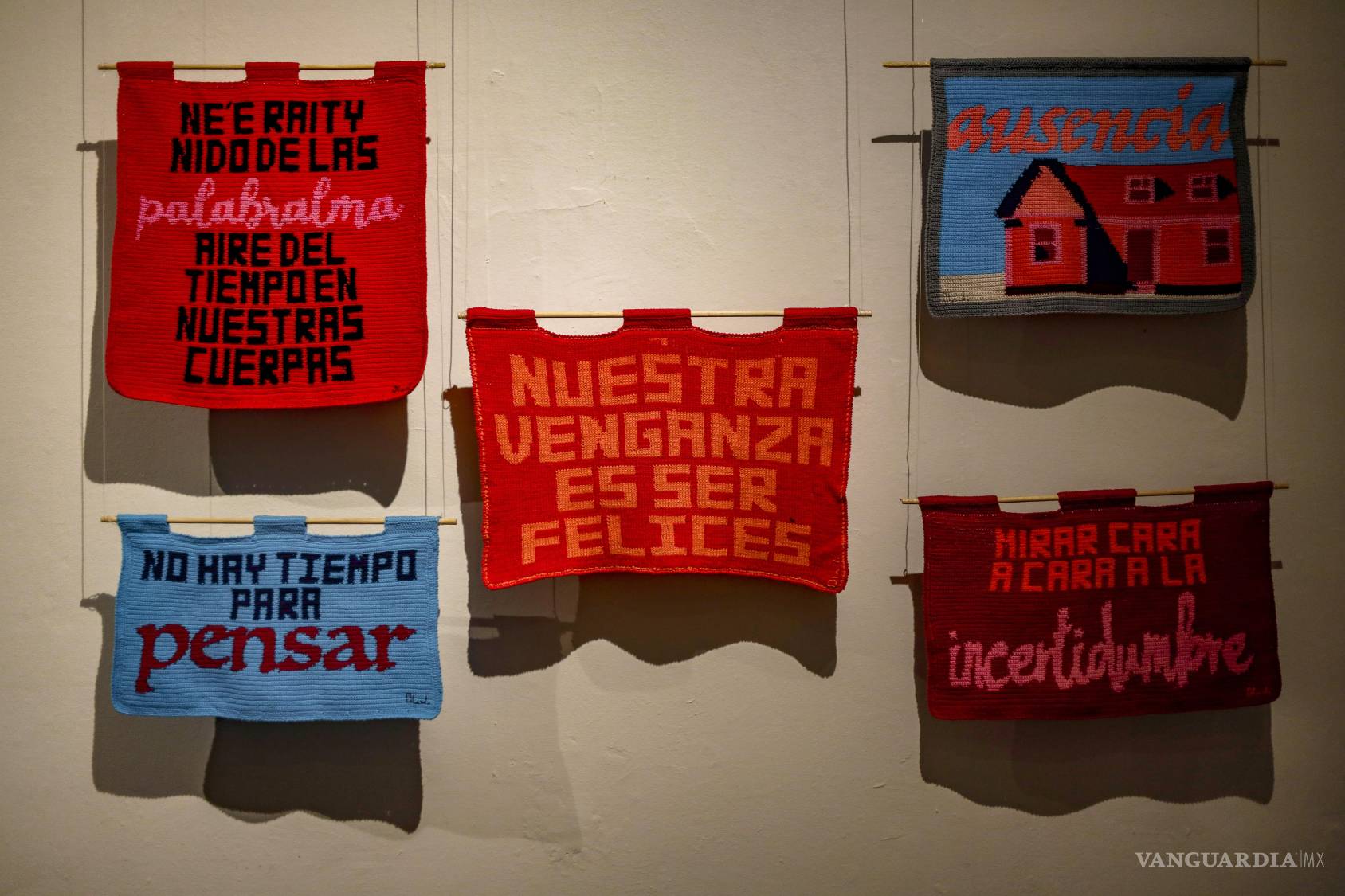 $!Vestidos que cuentan historias, paisajes textiles y consignas tejidas se unen en exposición de Casa Purcell en Saltillo