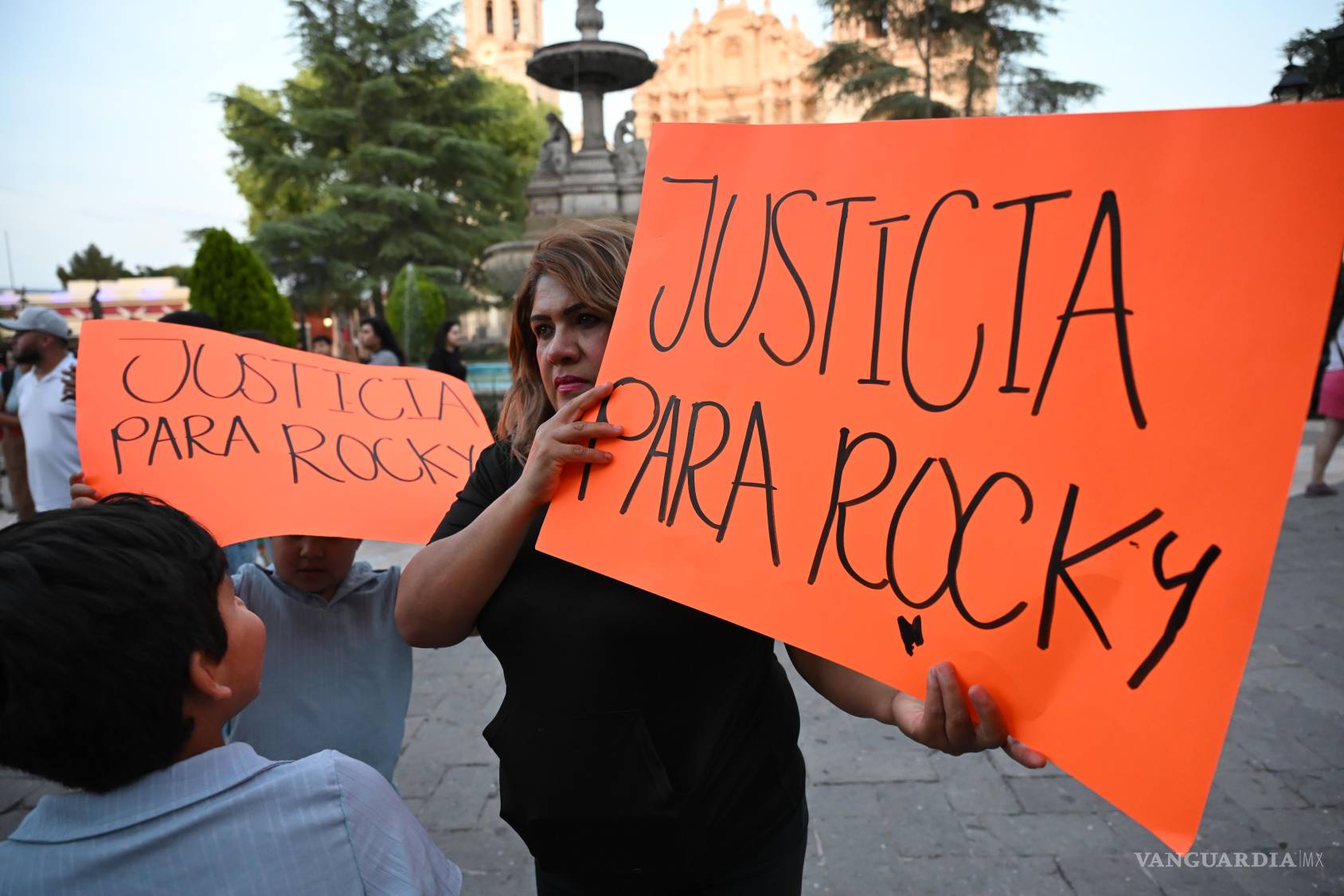 $!Protesta en Plaza de Armas por la muerte del perro Rocky luego de haber sufrido maltrato.