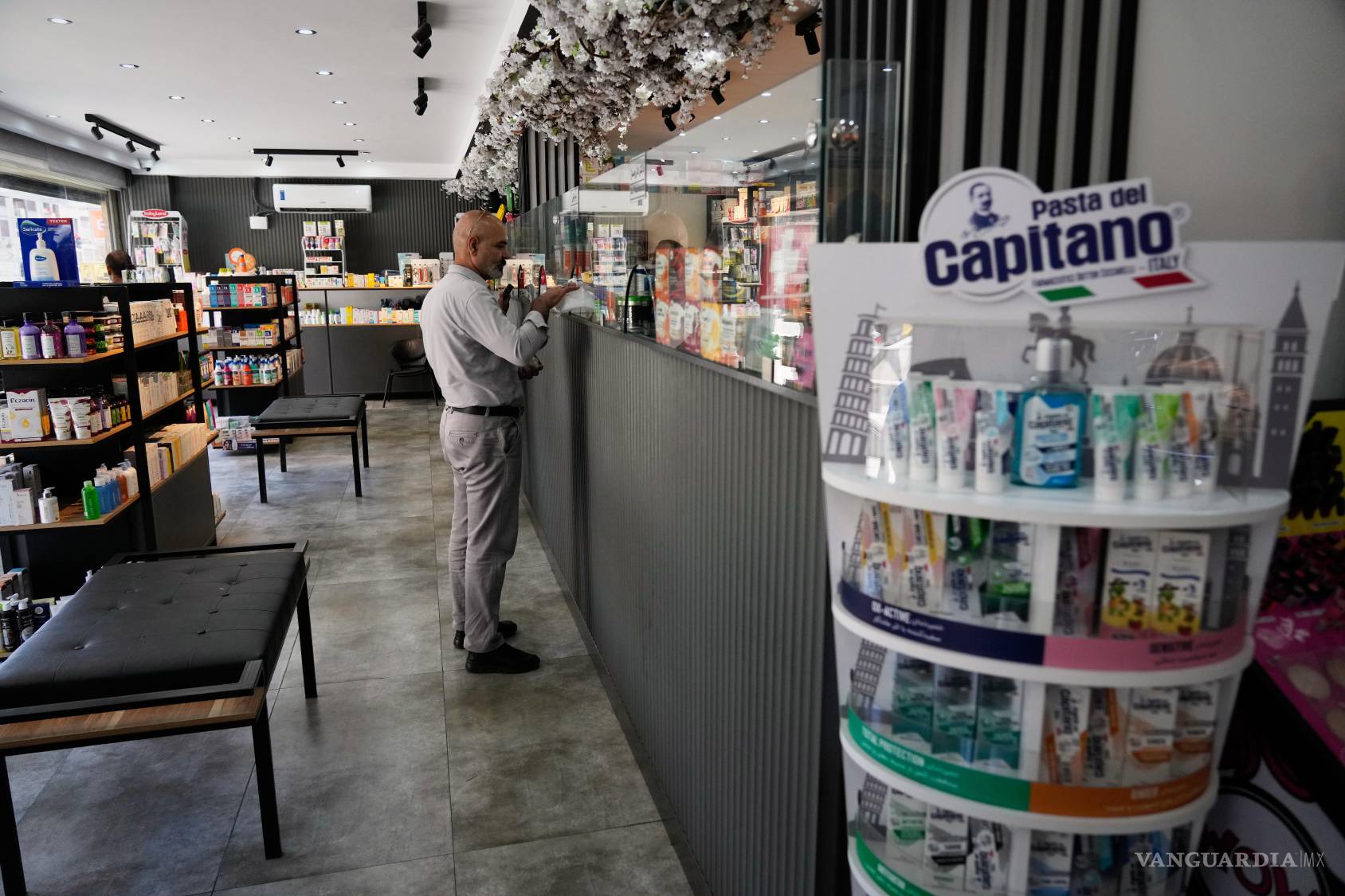 $!Un hombre recibe sus medicamentos en una farmacia en Teherán, Irán, el 29 de agosto de 2026.