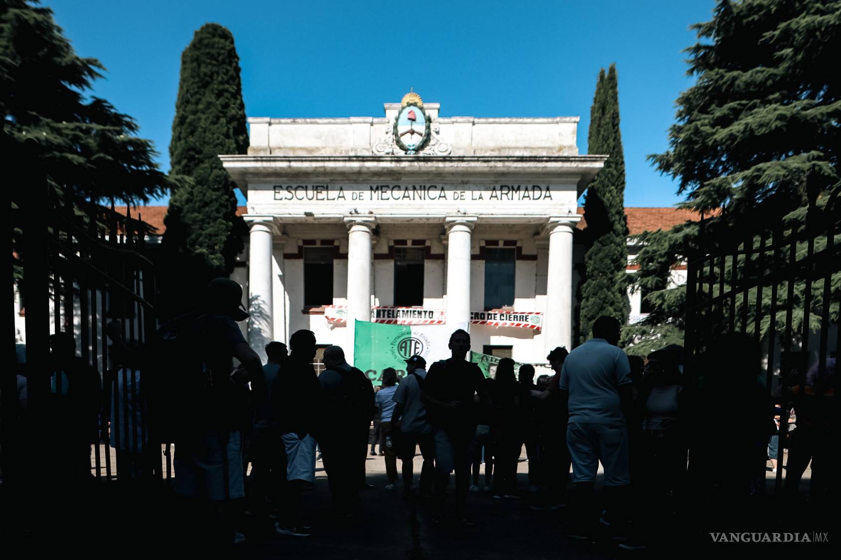 $!Fotografía de archivo del 27 de diciembre de 2024; personas frente al Espacio Memoria y Derechos Humanos en Buenos Aires, Argentina.