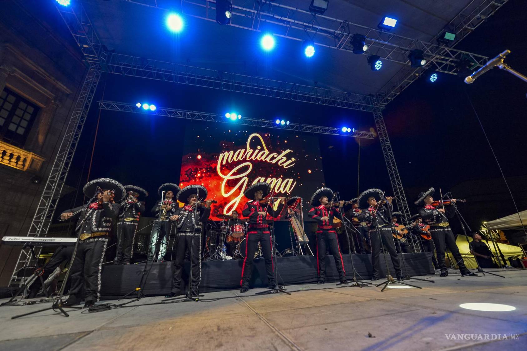 $!El Mariachi Gama 1000 deleitó a cientos de asistentes en la Plaza de Armas.