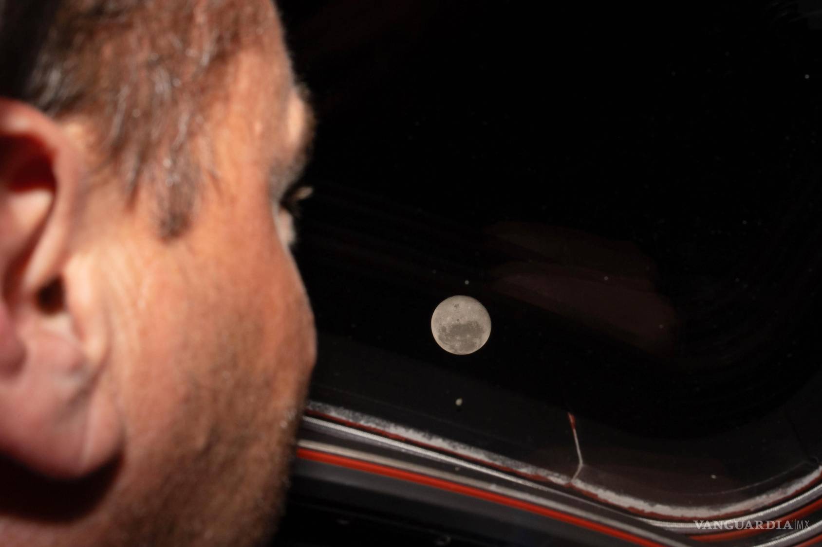 $!El comandante de la misión Artemis II y astronauta de la NASA, Reid Wiseman, observa la Luna a través de una de las ventanas de la cabina principal de la nave espacial Orion, antes del sobrevuelo lunar de la tripulación el 6 de abril de 2026.