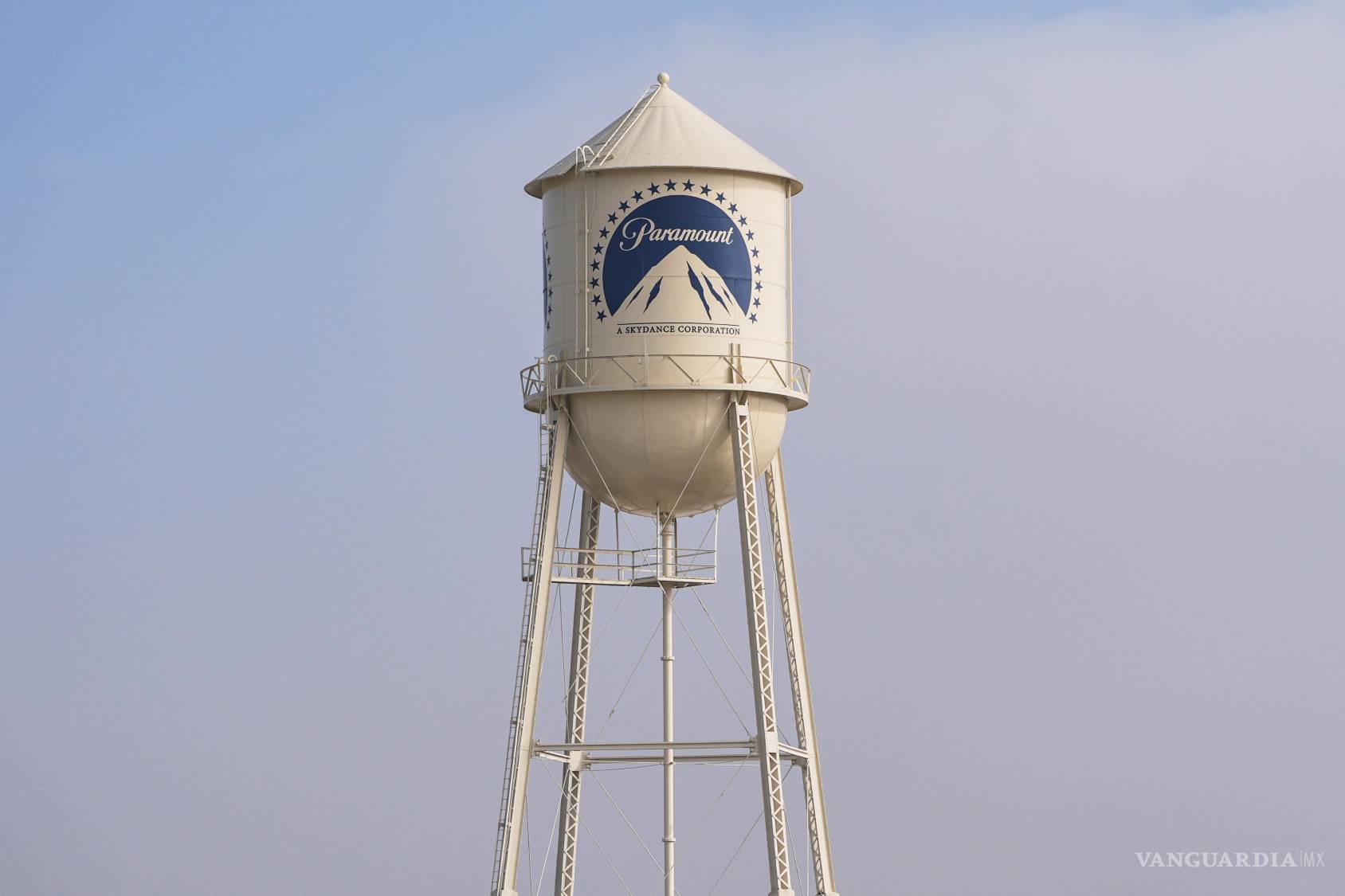 $!La torre de agua de Paramount Pictures, comprador que pretende adquirir toda Warner.