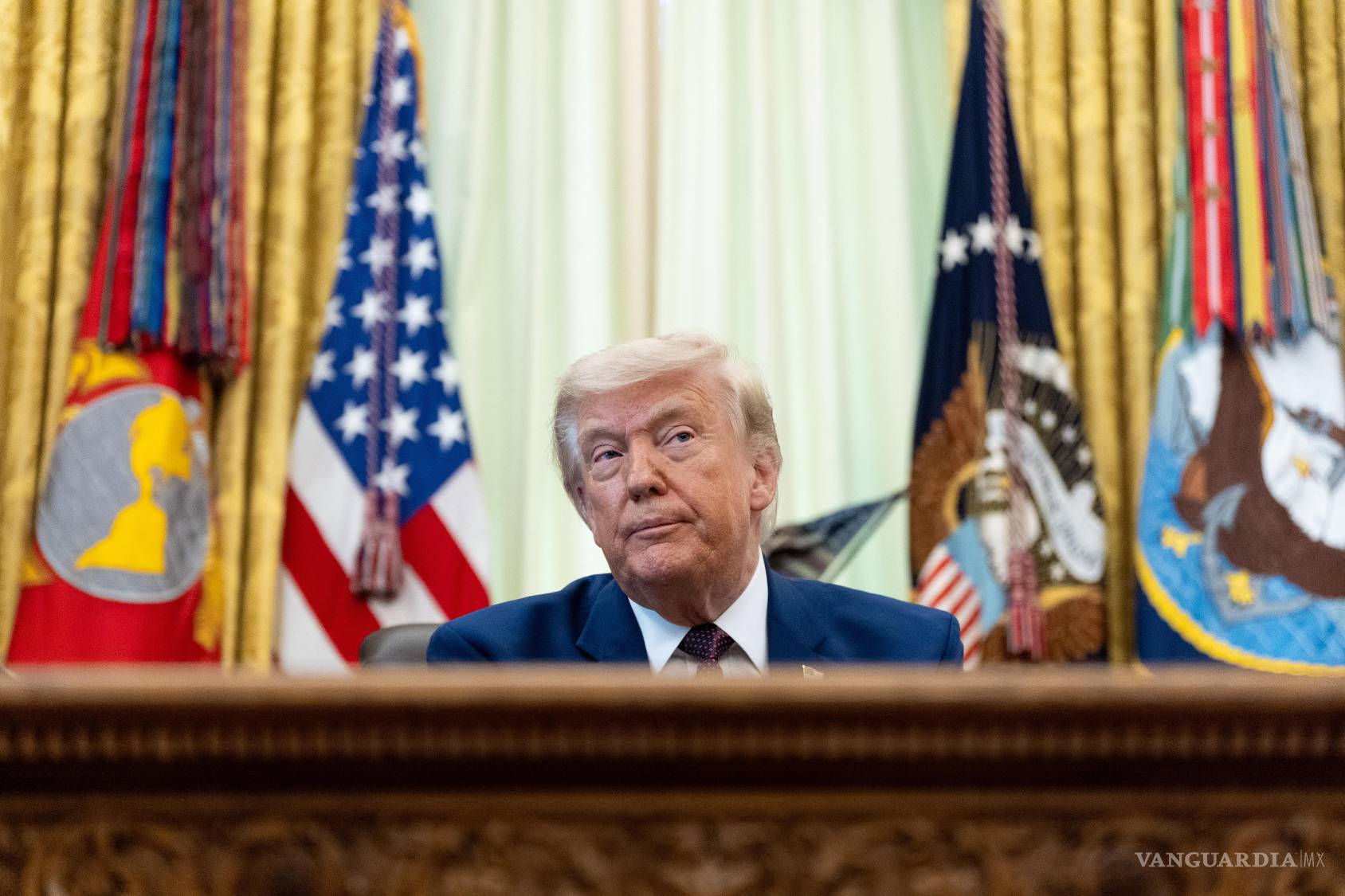$!El presidente Donald Trump pronuncia un discurso en el Despacho Oval de la Casa Blanca, en Washington.