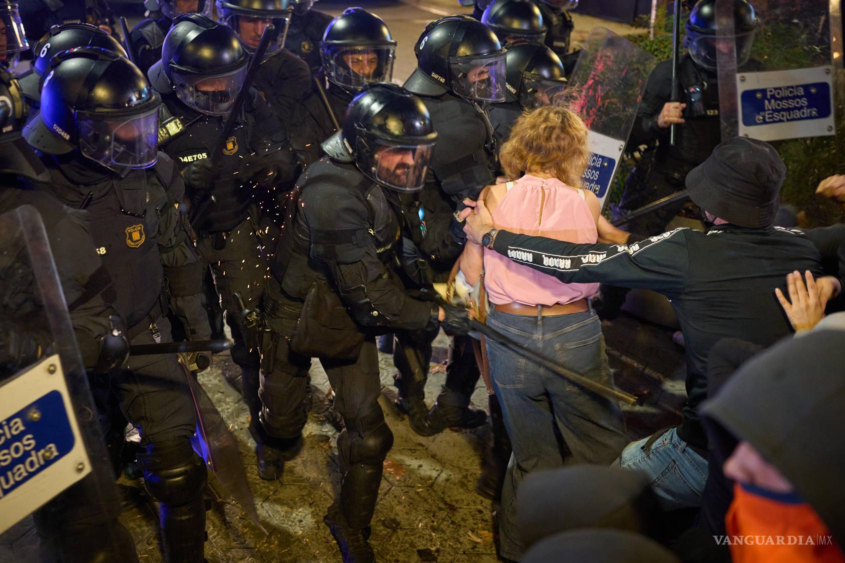 $!Agentes antidisturbios utilizan sus porras para reprimir a las y los manifestantes.