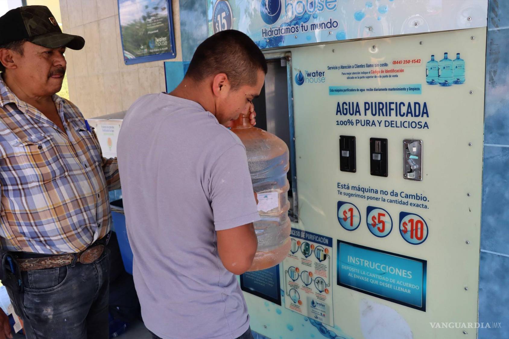$!Familias llenan sus garrafones de agua en una purificadora, reflejando el notable incremento en el consumo de agua debido a las altas temperaturas en el estado.