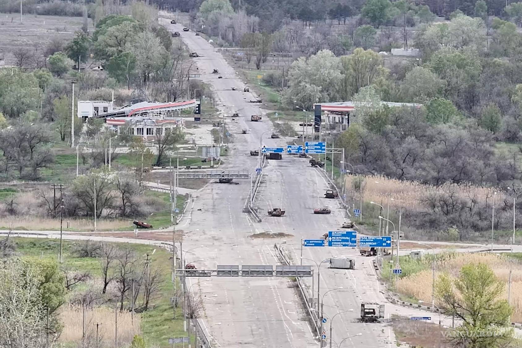 $!Vehículos destrozados en una carretera cerca de la ciudad de Oleshky, ocupada por Rusia, en la región ucraniana de Jersón.
