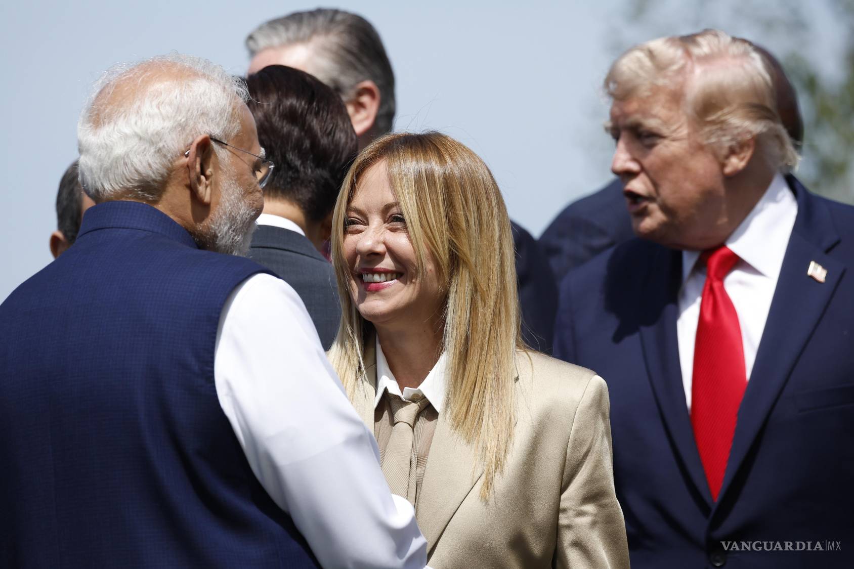 $!La primera ministra italiana, Giorgia Meloni, conversa con el primer ministro de la India, Narendra Modi, junto al presidente estadounidense Donald Trump, en el Hotel Royal durante la Cumbre del G7.