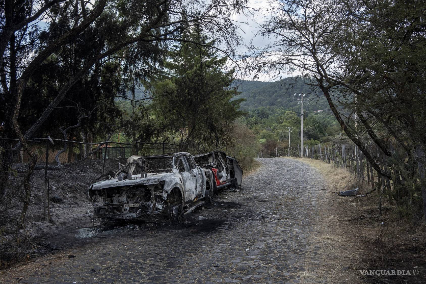 $!Vehículos incendiados en la carretera que conduce a Cabañas La Loma, cerca de Tapalpa, México, el 24 de febrero de 2026.