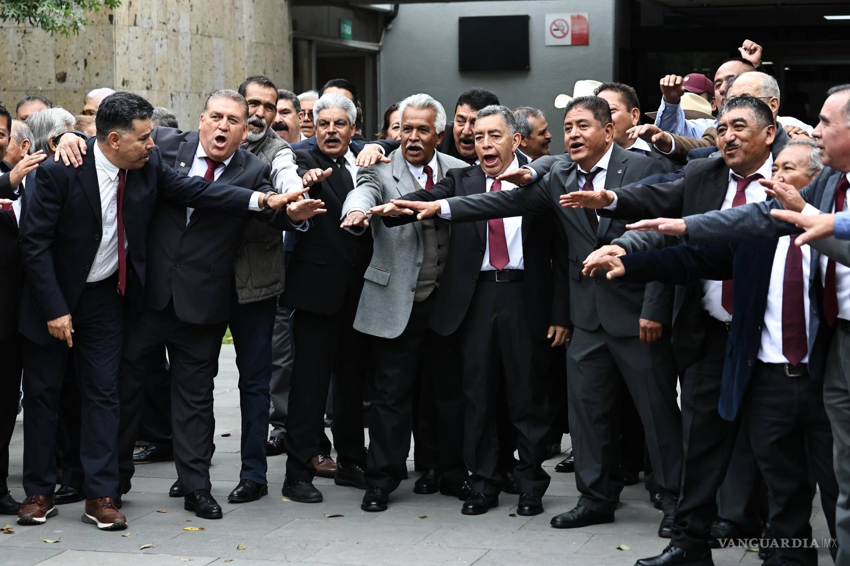$!Exalumnos de la carrera Técnica en Seguridad Industrial del Tecnológico de Saltillo volvieron a las aulas para dejar huella con la develación de una placa conmemorativa.