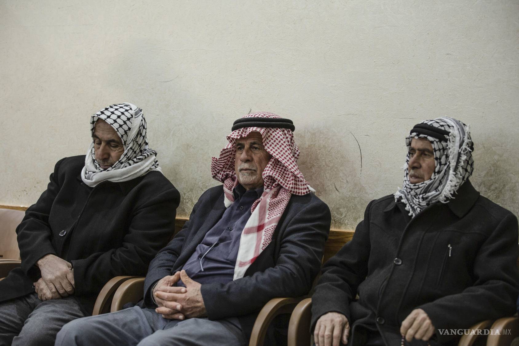 $!Varias personas tras el funeral en Cisjordania.