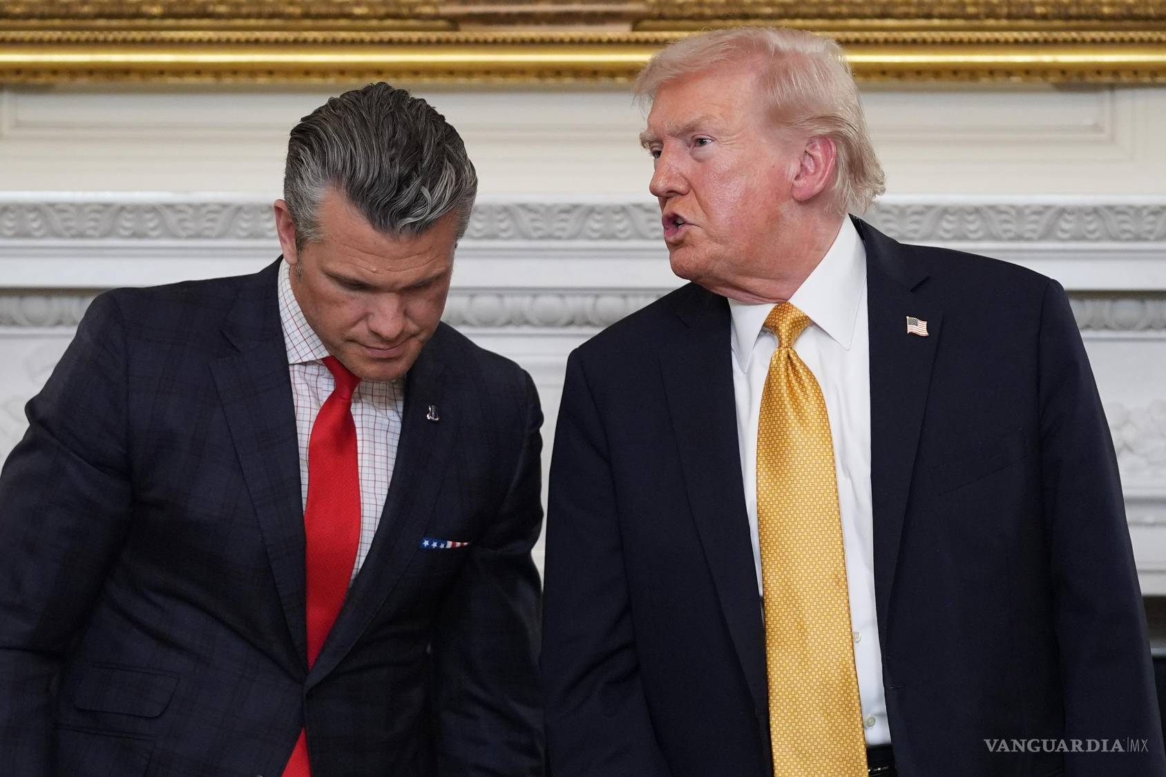 $!El presidente Donald Trump habla con el secretario de Defensa, Pete Hegseth, en la Casa Blanca en Washington.