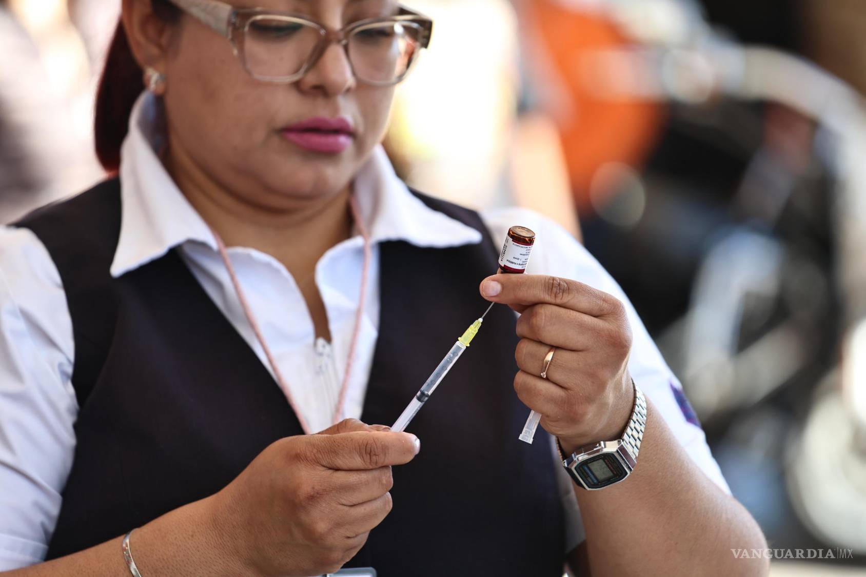 $!Enfermeras y personal de apoyo brindaron indicaciones posteriores a cada paciente tras la aplicación de la vacuna.