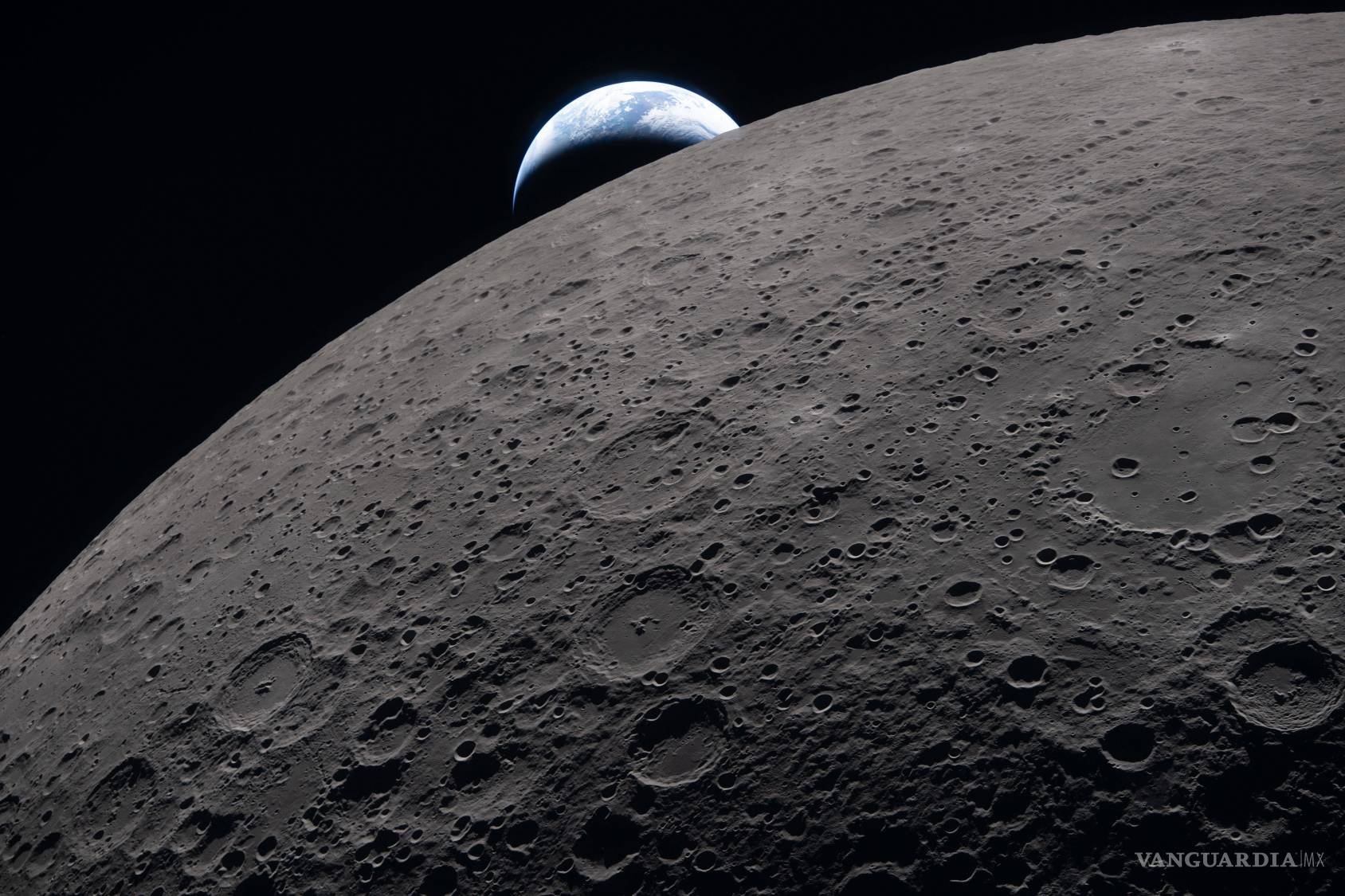 $!En esta imagen proporcionada por la NASA, la tripulación de Artemis II capturó esta vista mientras la Tierra se oculta tras la Luna durante un sobrevuelo lunar, el lunes 6 de abril de 2026.