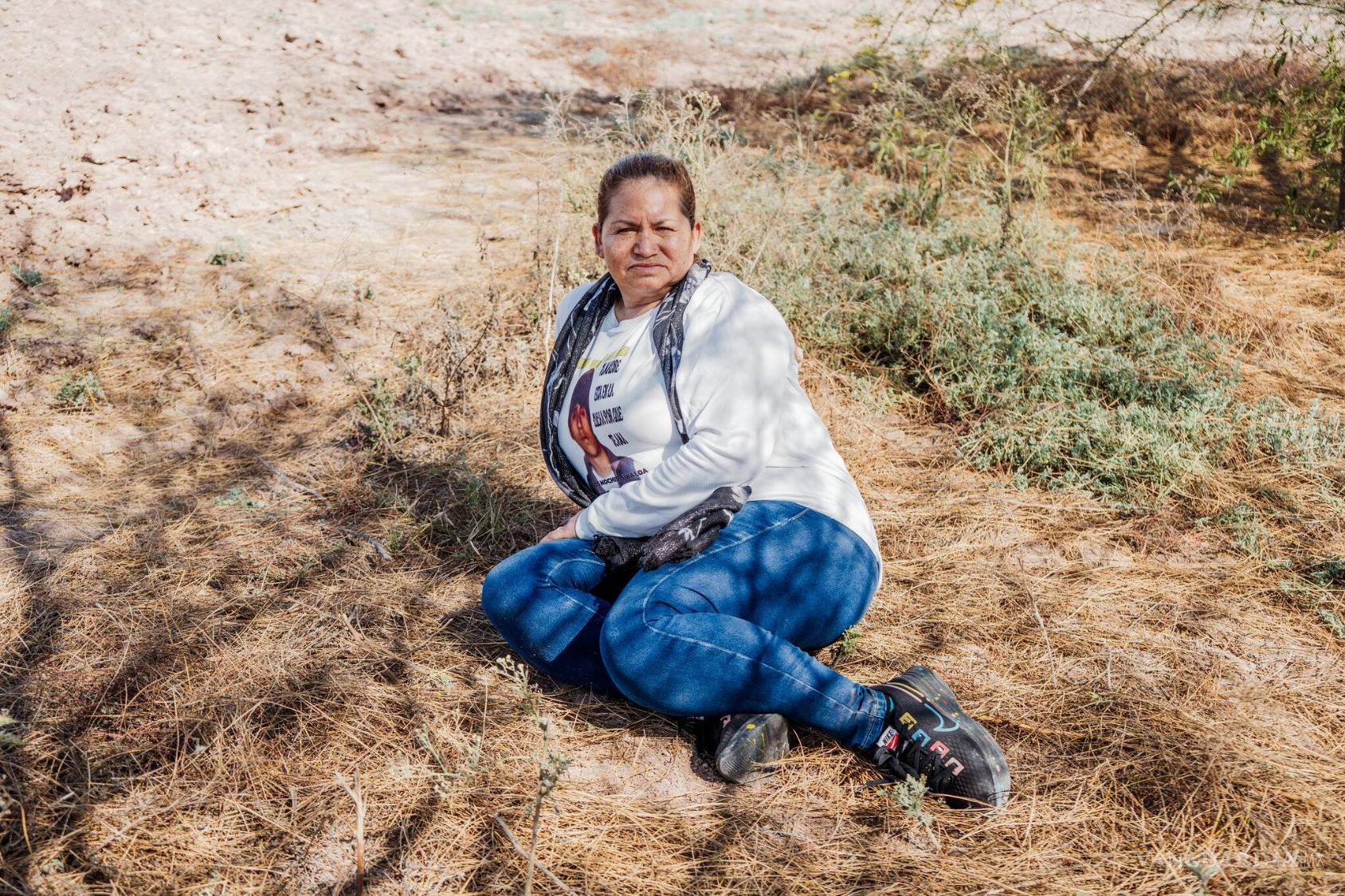 $!Cecilia Flores during a search for her missing son, Alejandro Guadalupe Islas Flores, in Juan José Ríos, Sinaloa, Mexico.