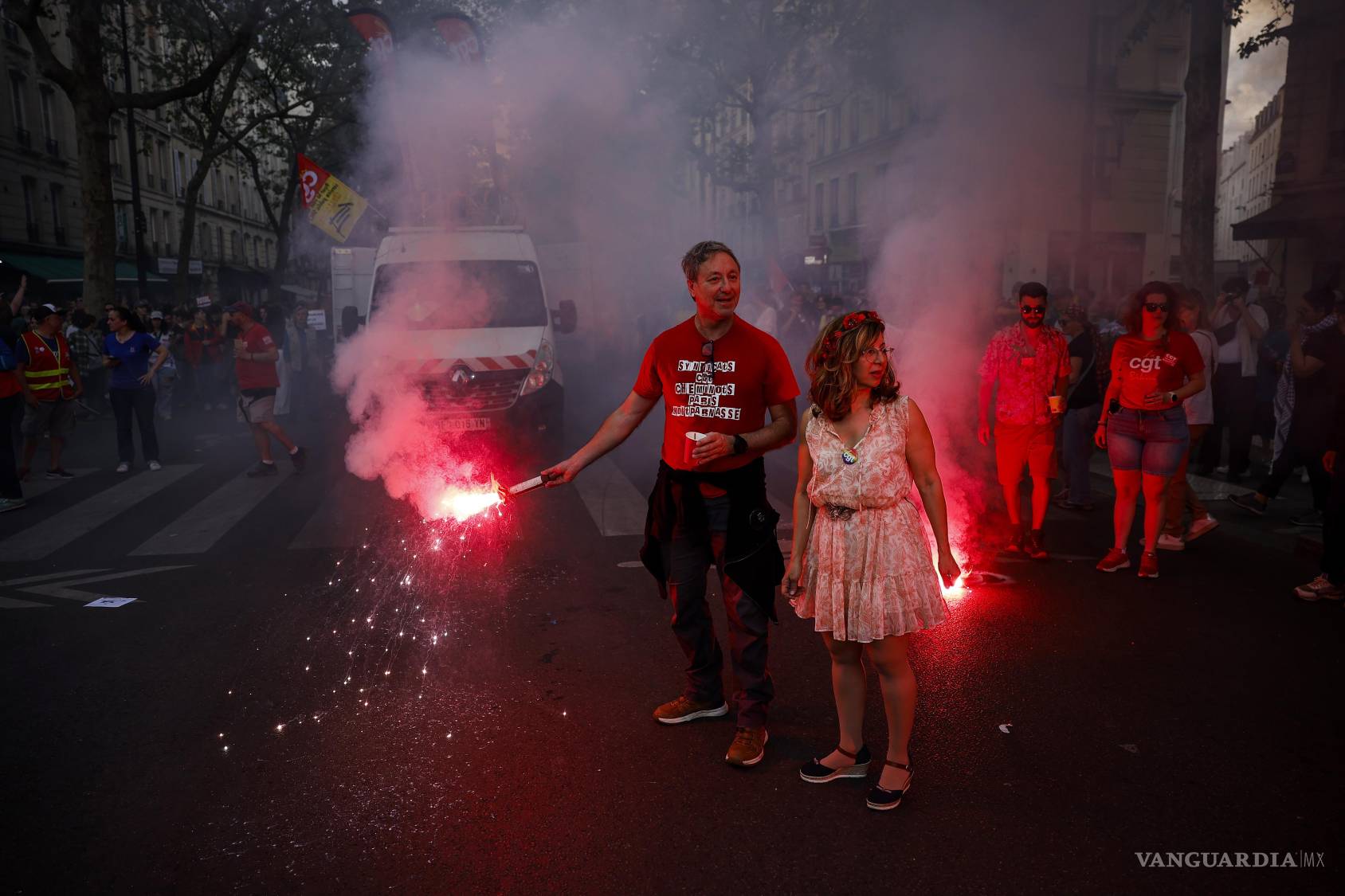 $!Manifestantes encienden bengalas durante la manifestación anual del Primero de Mayo en París, Francia