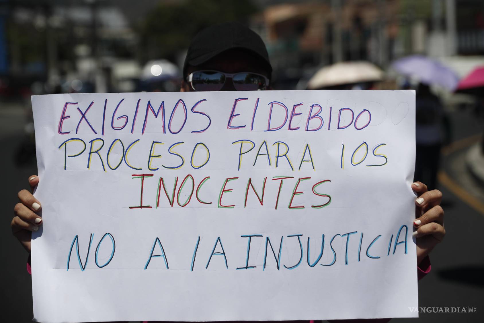 $!Una familiar de detenidos bajo el régimen de excepción sostiene un cartel durante una manifestación, este martes en San Salvador, El Salvador.