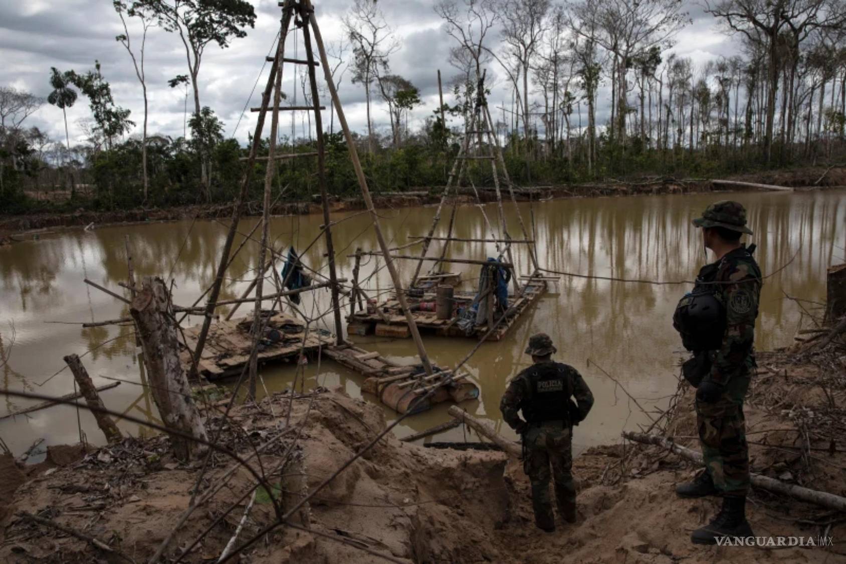$!Fuerzas especiales de la policía se encuentran junto a maquinaria minera ilegal en la provincia peruana de Tambopata, el 1 de abril de 2019.