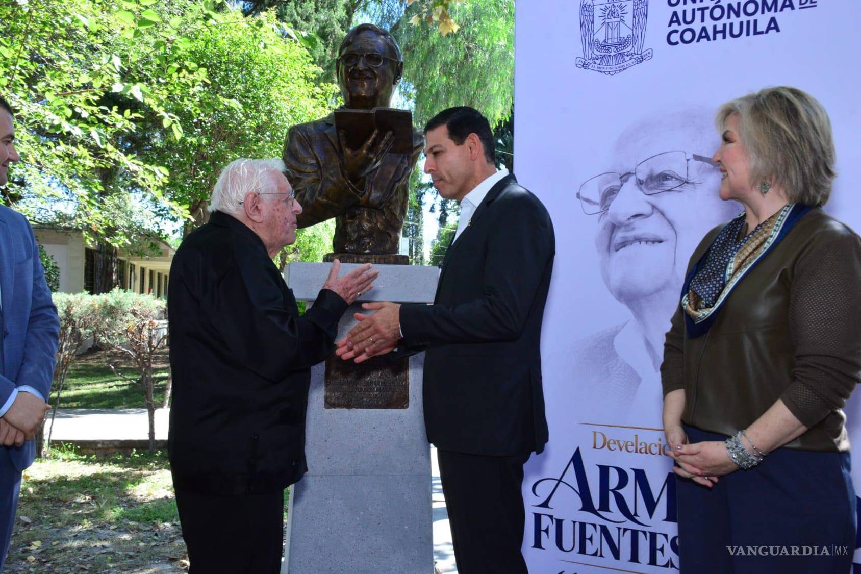 $!Durante la ceremonia se develó un busto de Armando Fuentes Aguirre, fundador y primer director de la Facultad de Ciencias de la Comunicación.