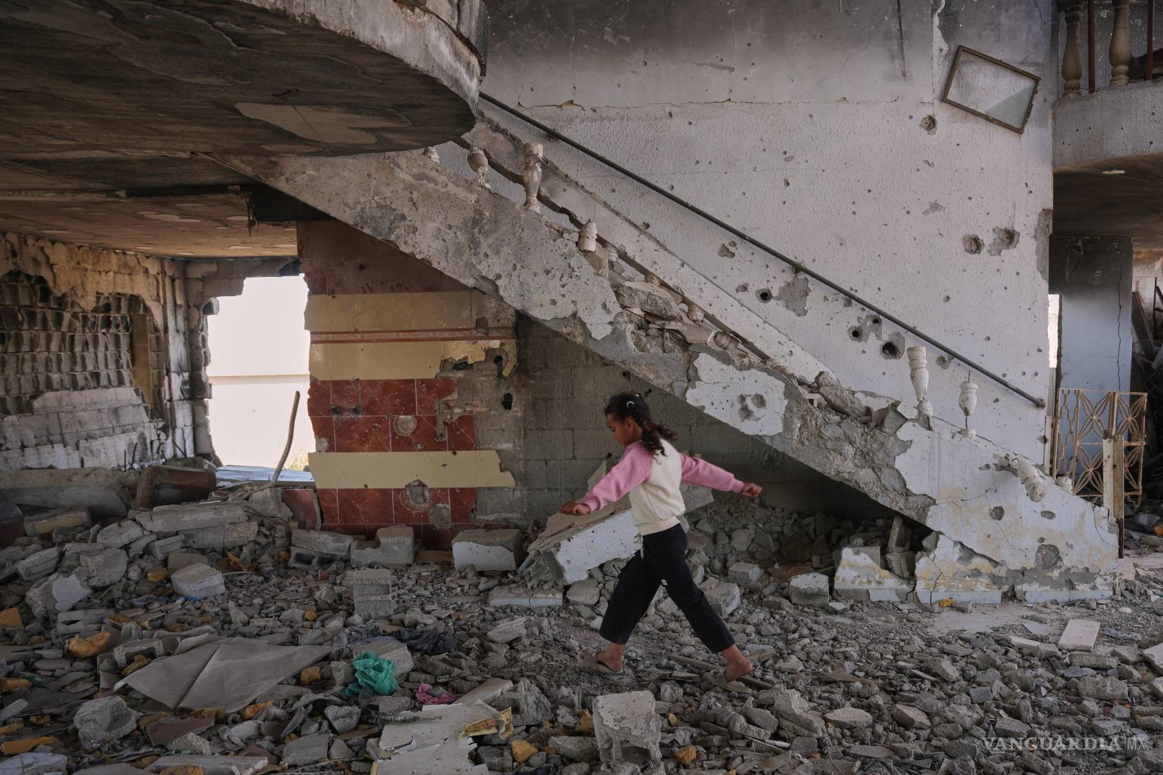 $!Arjwan al-Gharam camina entre los escombros en el interior de su casa, dañada durante la guerra entre Israel y Hamás, en Nuseirat, en el centro de la Franja de Gaza, el 4 de junio de 2026.