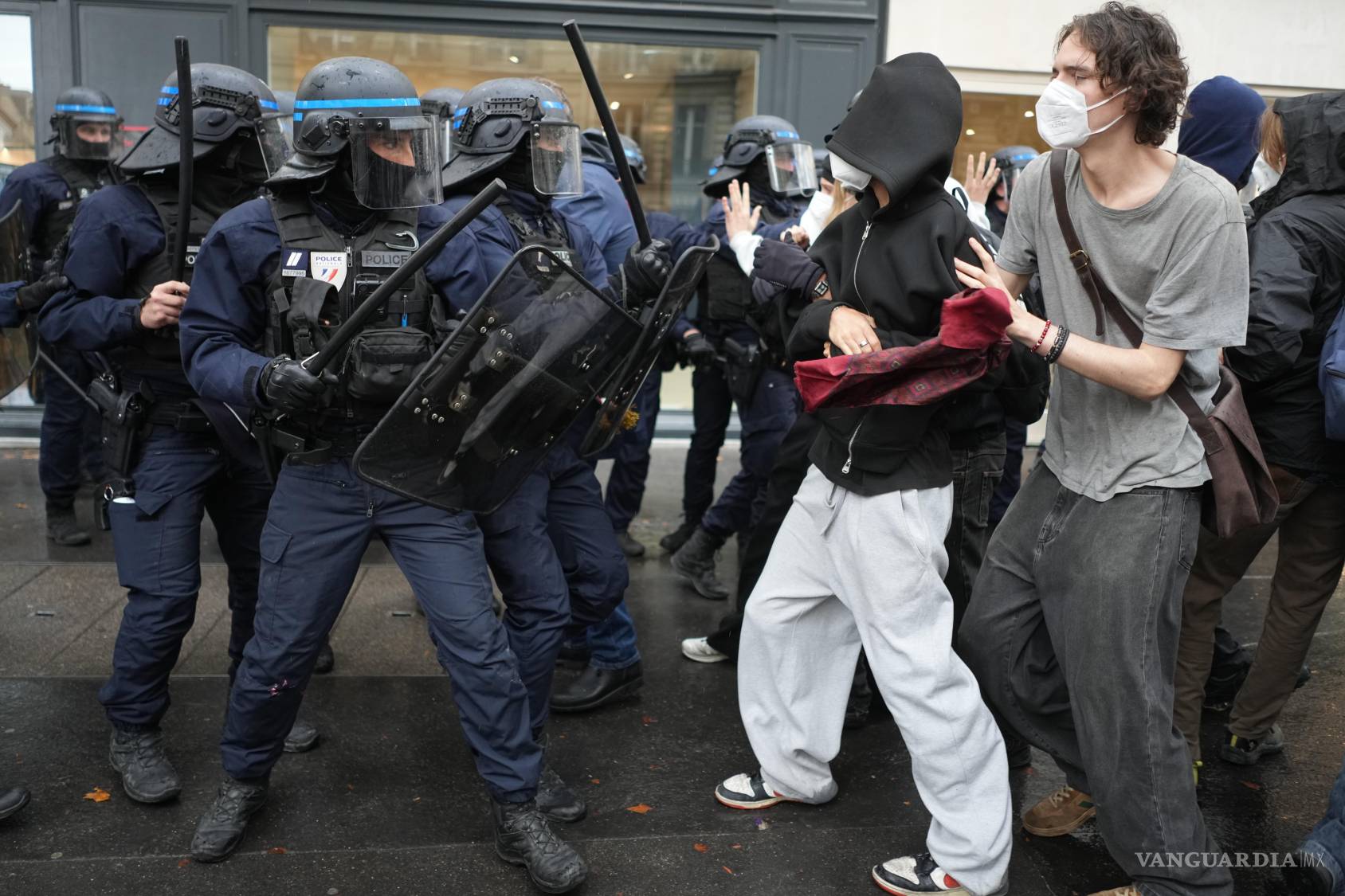 $!Agentes de policía se enfrentan a estudiantes frente a la universidad Sciences Po mientras protestan contra la falta de recursos en las escuelas, en París, el miércoles 7 de octubre de 2026.